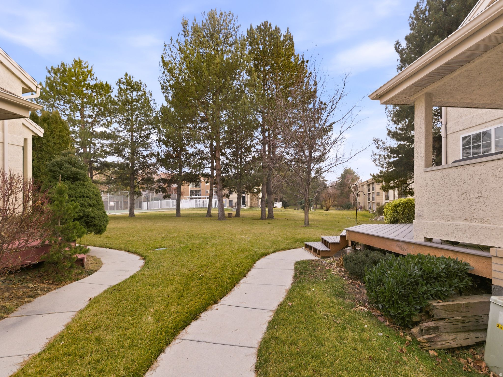 588 E BRIARSPRINGS CIR
