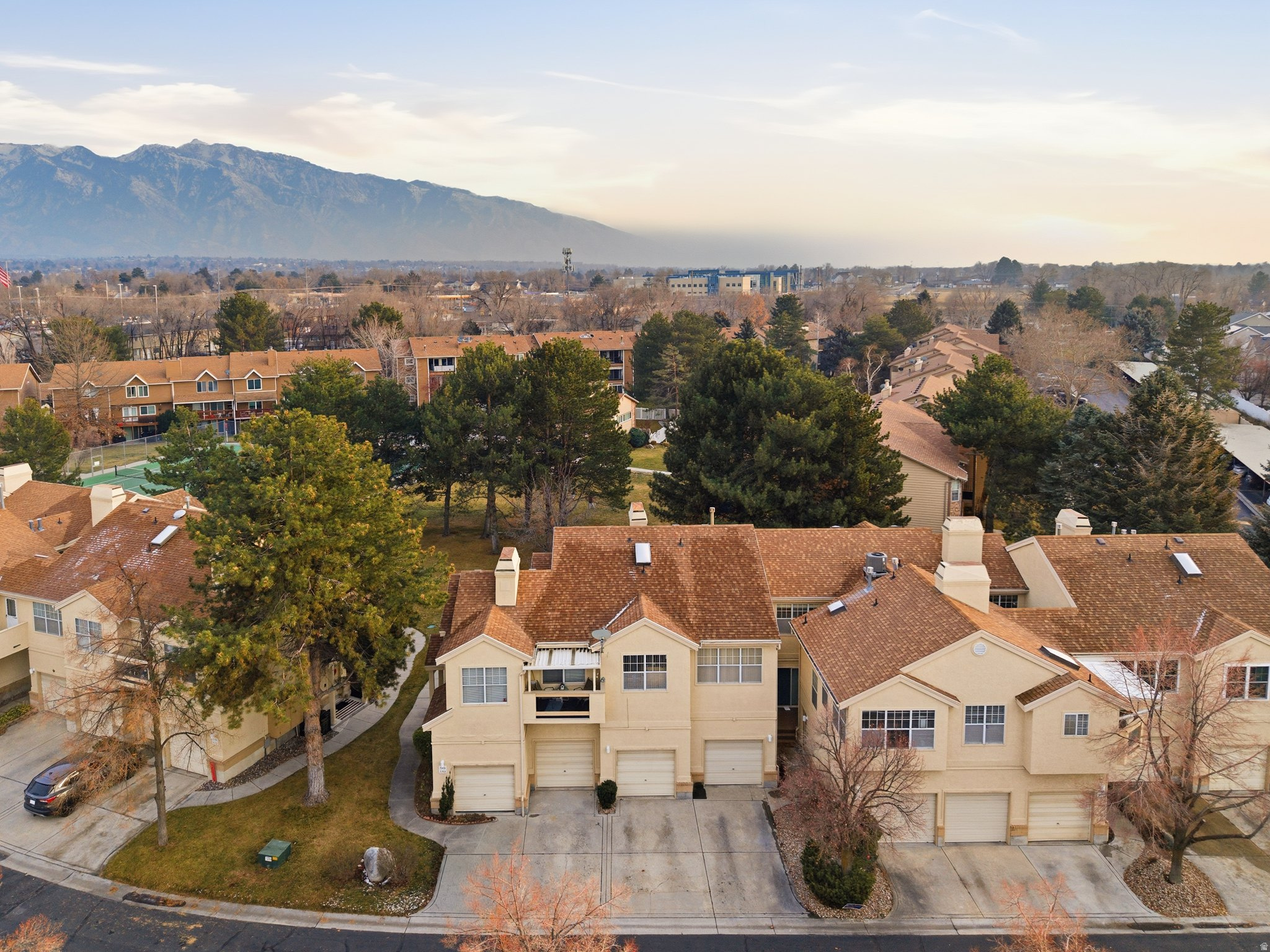 588 E BRIARSPRINGS CIR