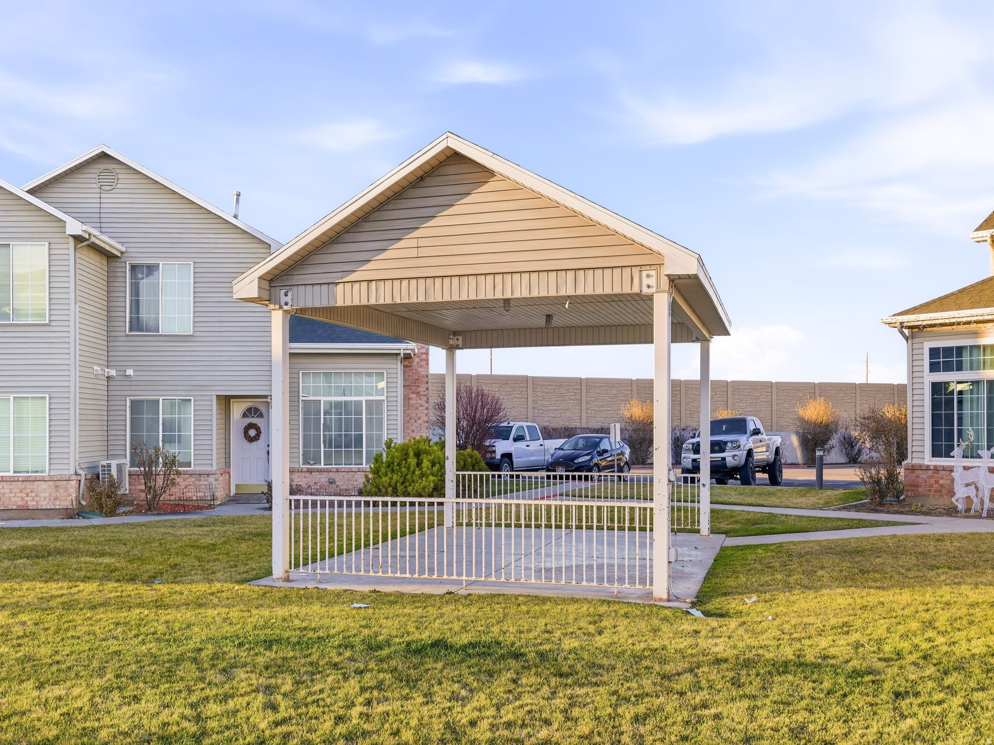 221 S MAJESTIC MEADOWS DR
