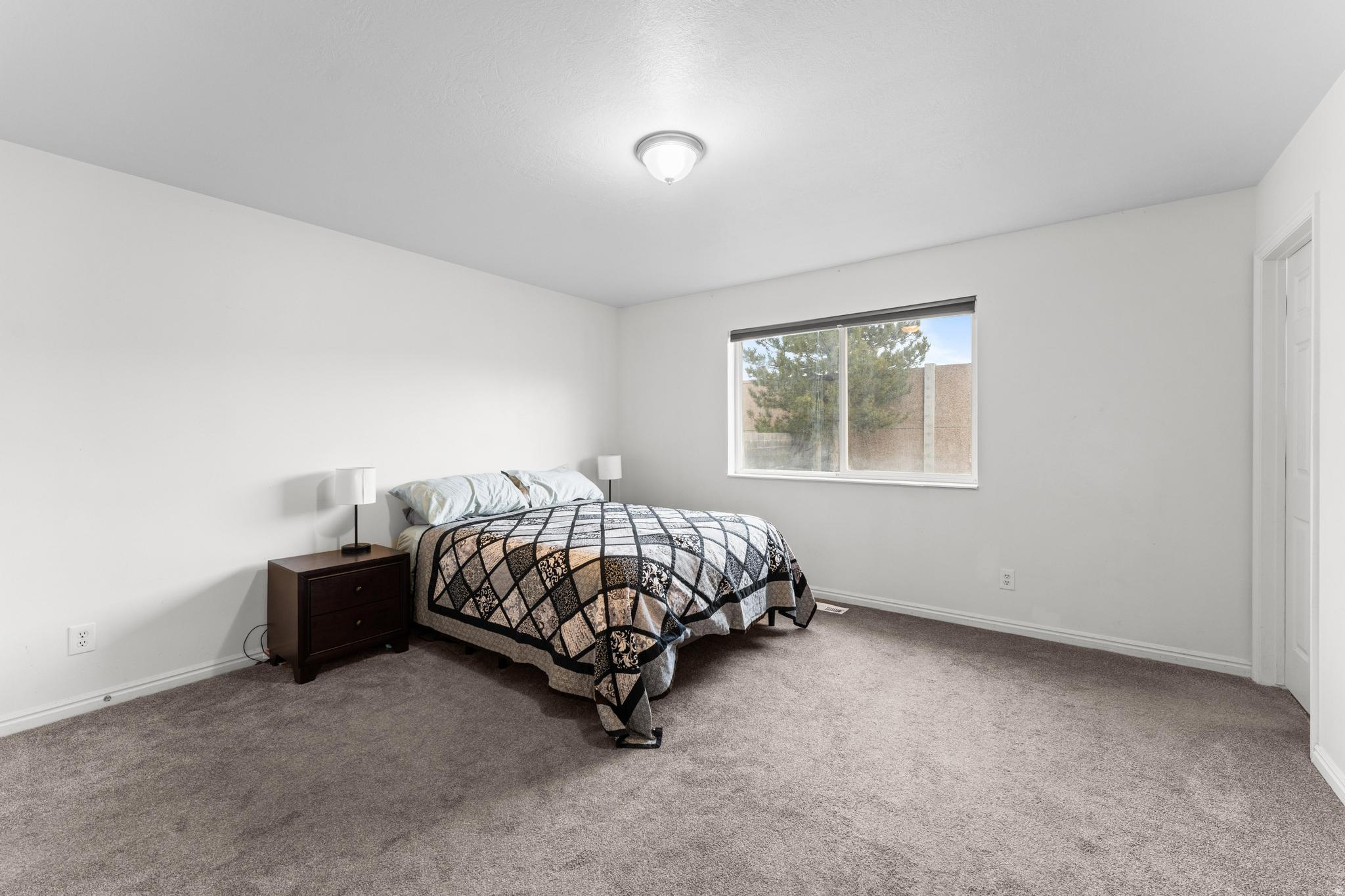 1563 E MOUNTAIN VIEW DR