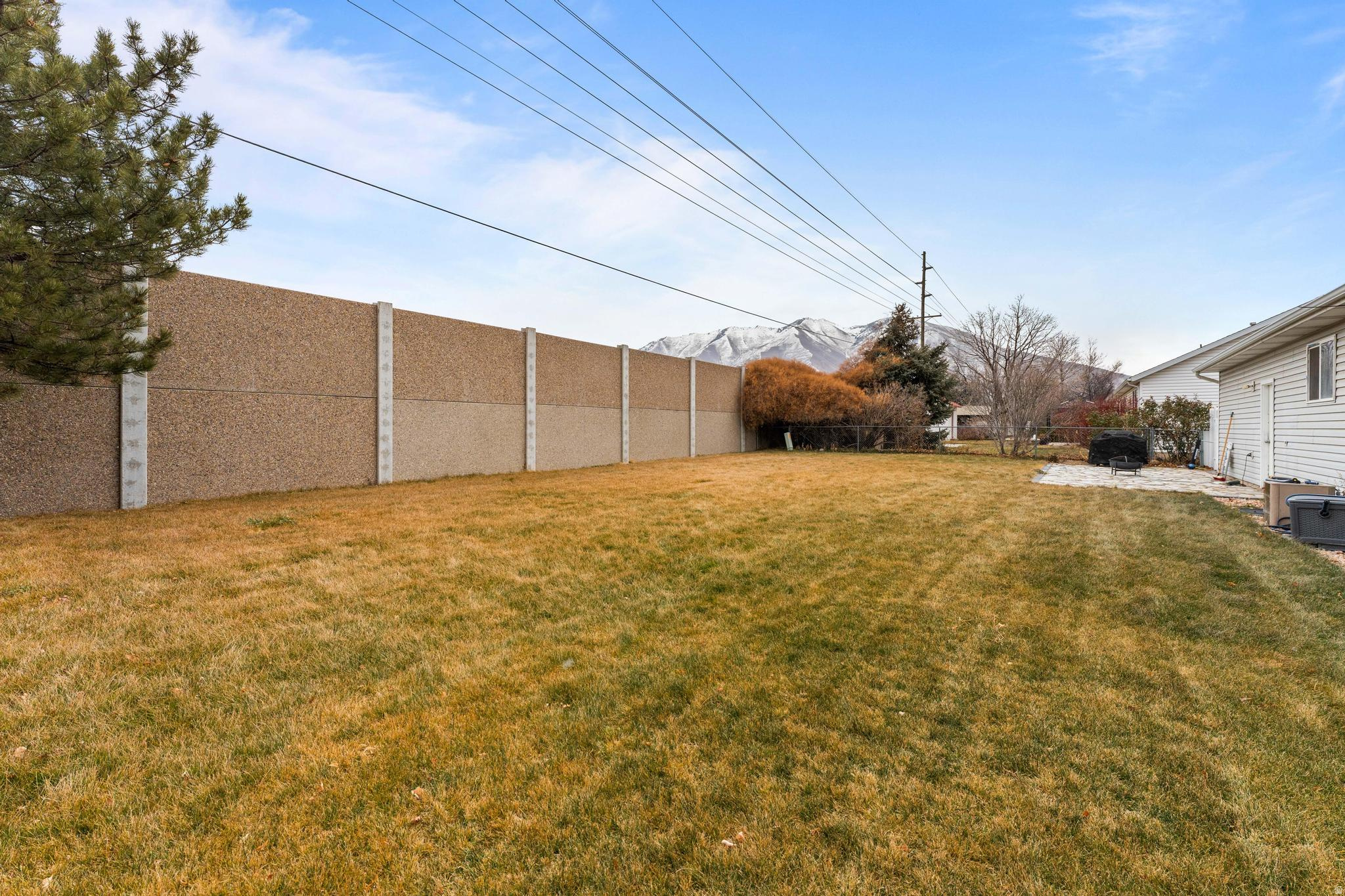 1563 E MOUNTAIN VIEW DR
