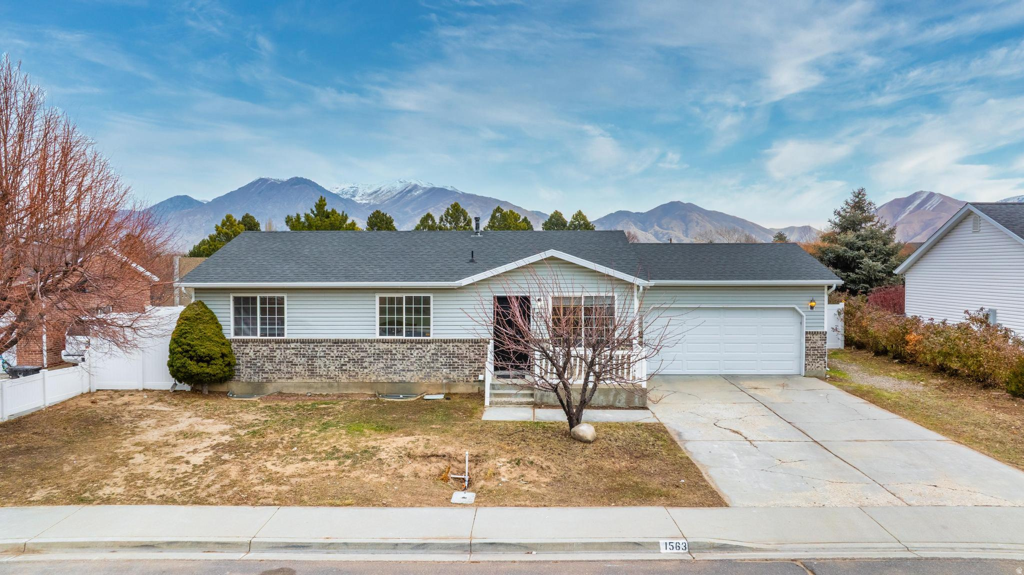 1563 E MOUNTAIN VIEW DR