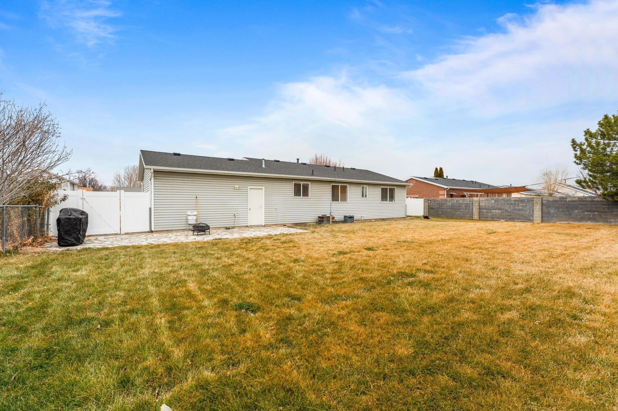 1563 E MOUNTAIN VIEW DR