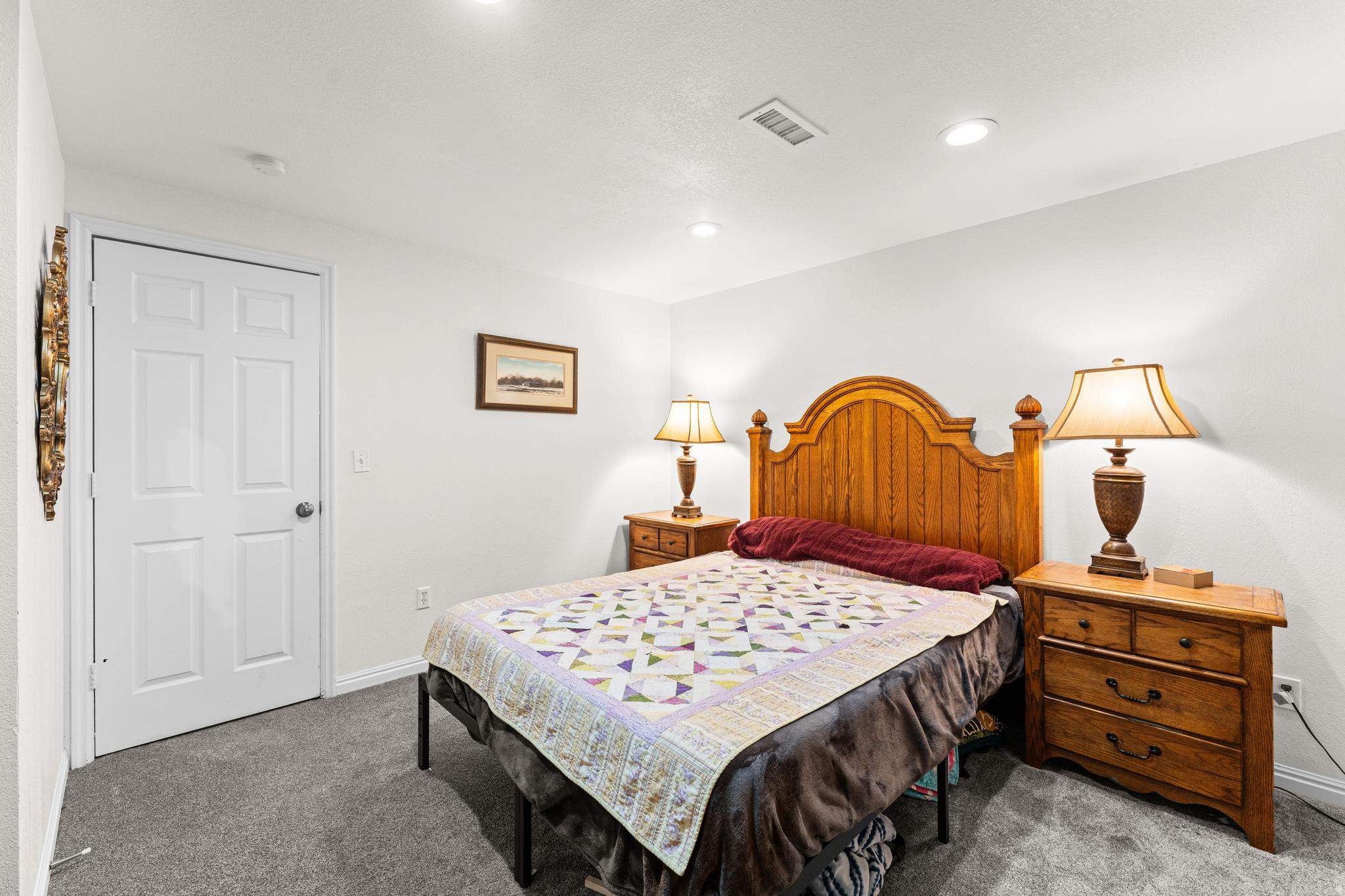 1563 E MOUNTAIN VIEW DR