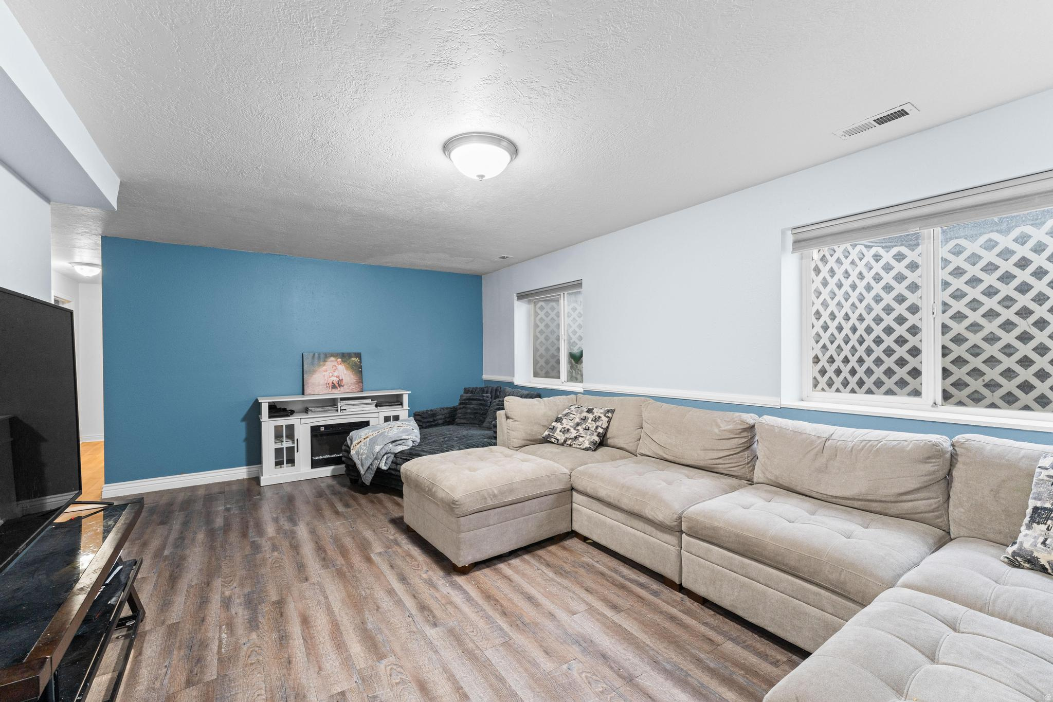 1563 E MOUNTAIN VIEW DR