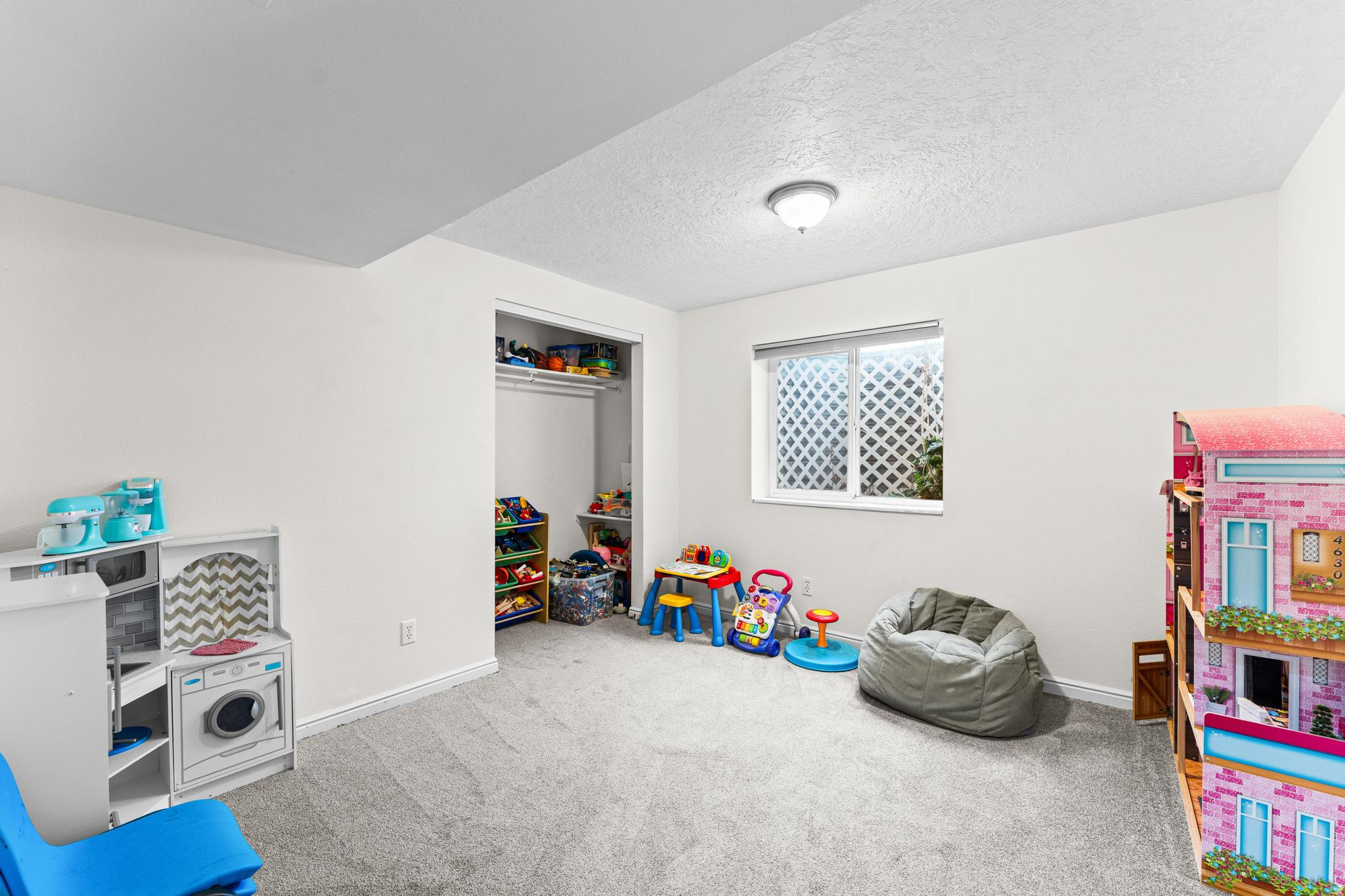 1563 E MOUNTAIN VIEW DR