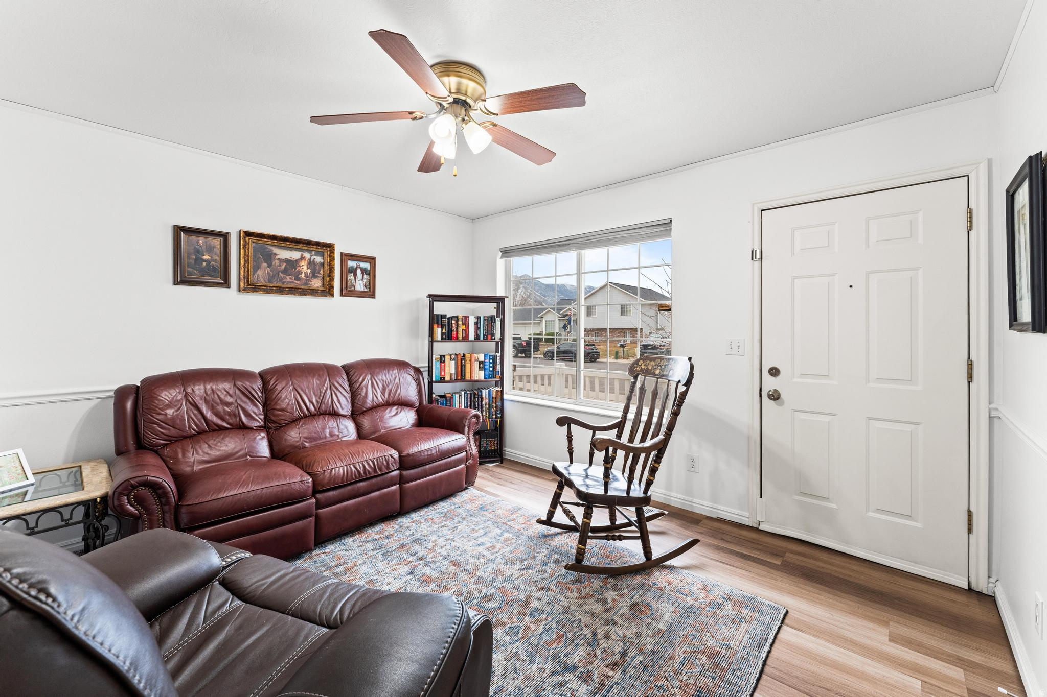 1563 E MOUNTAIN VIEW DR