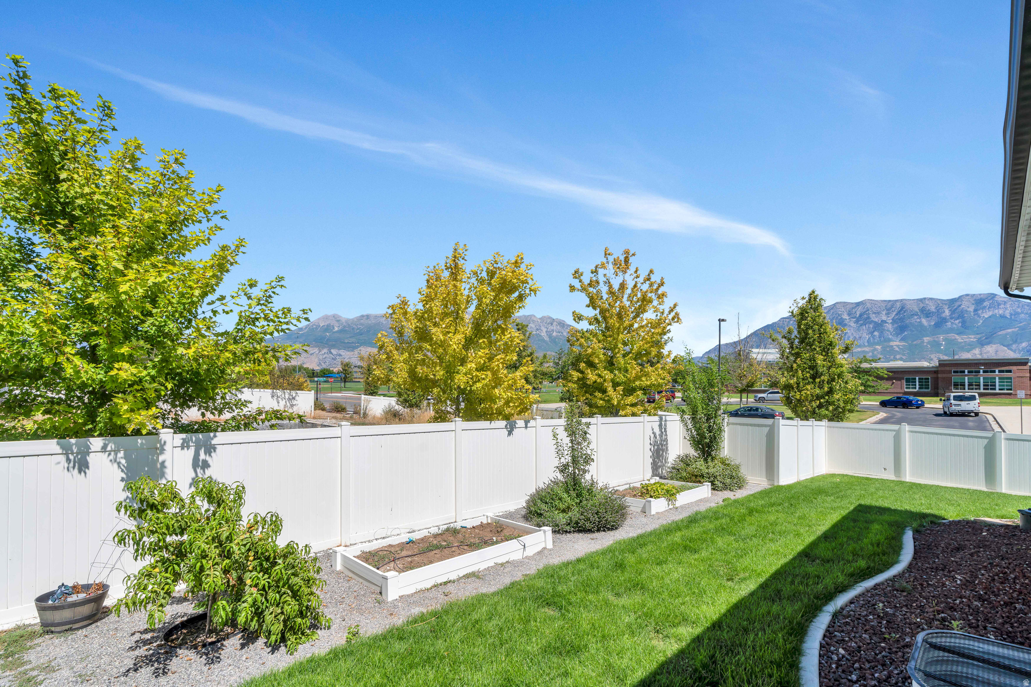 583 E PARKER PL
