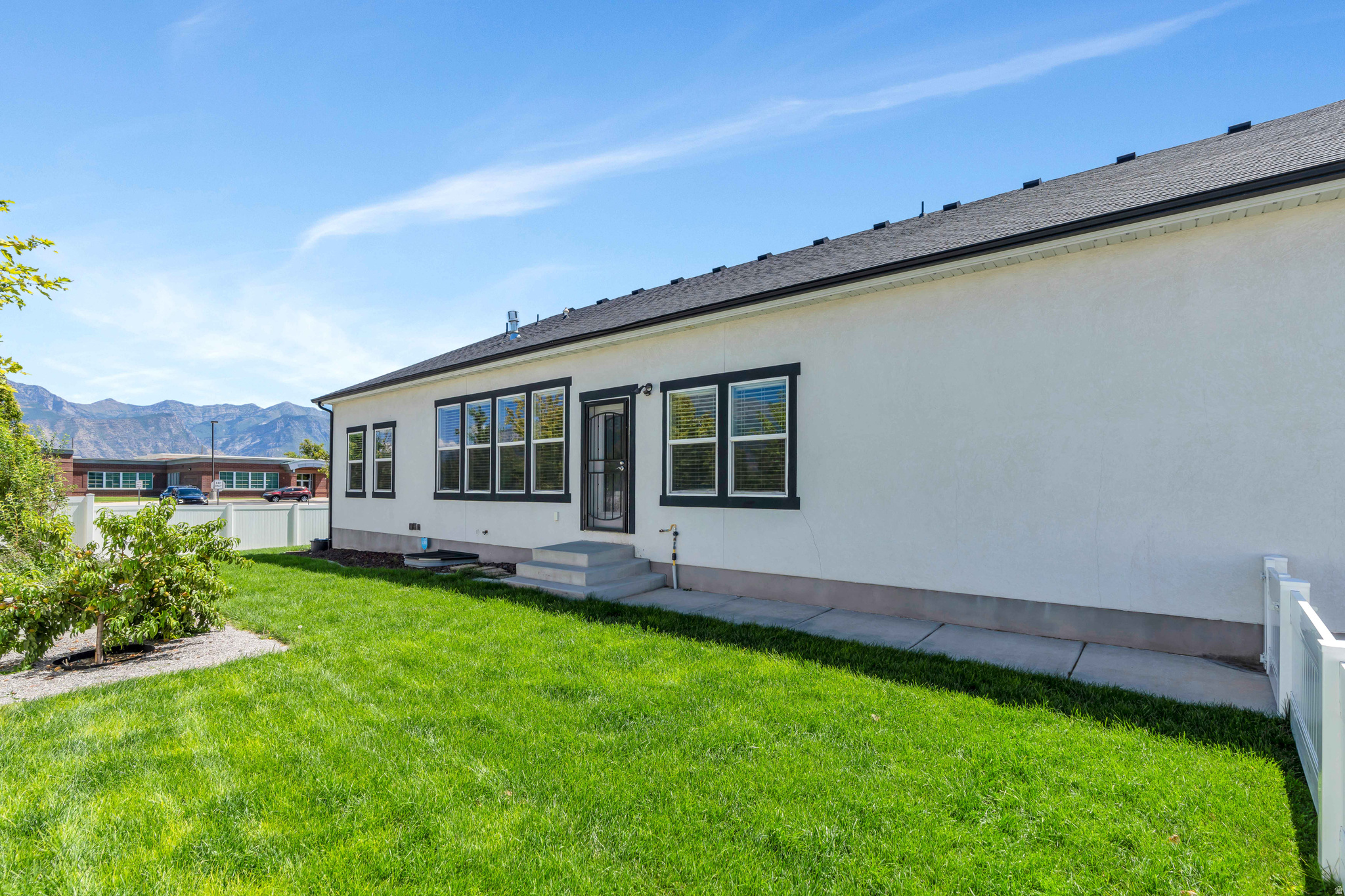 583 E PARKER PL