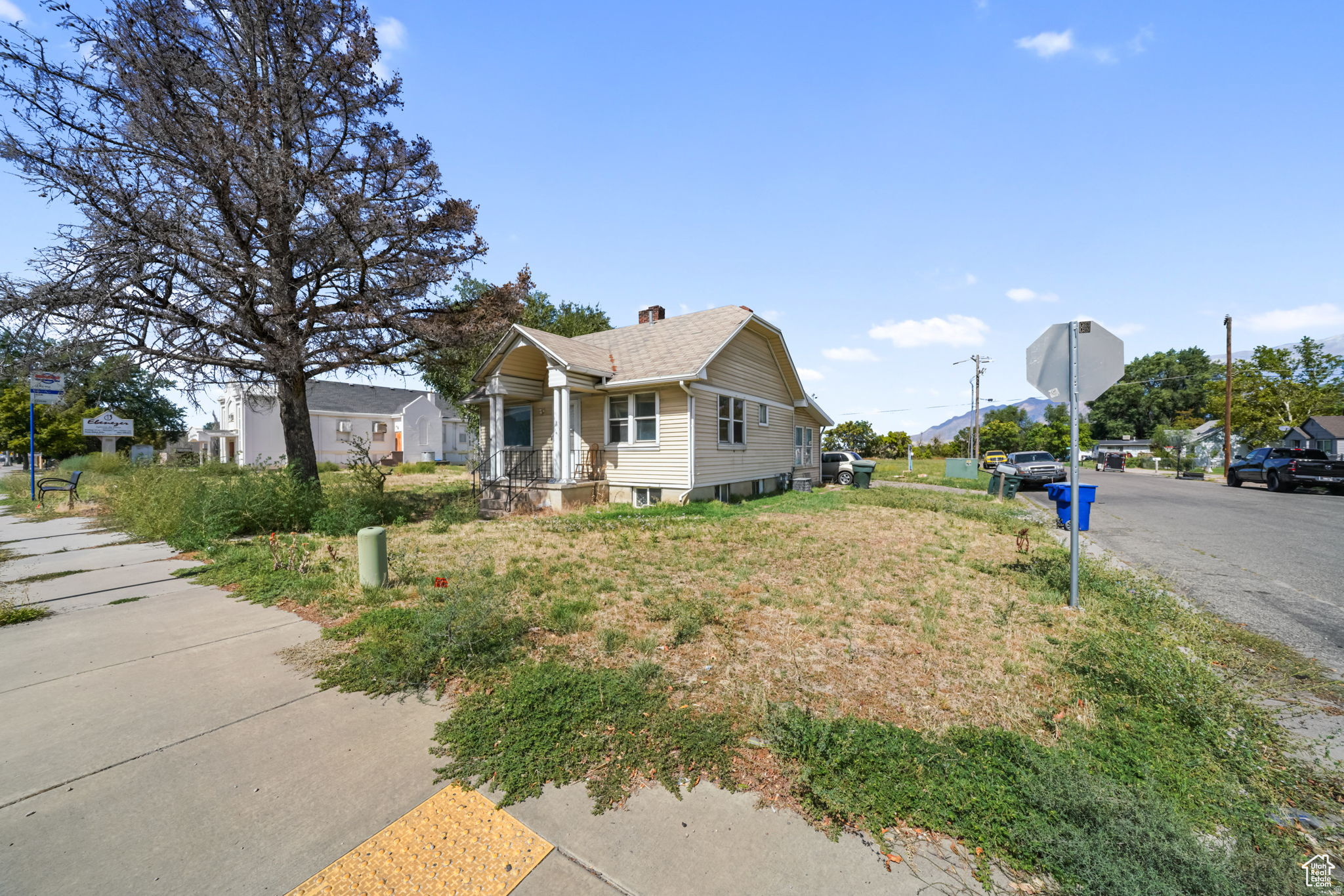 768 W 24TH ST
