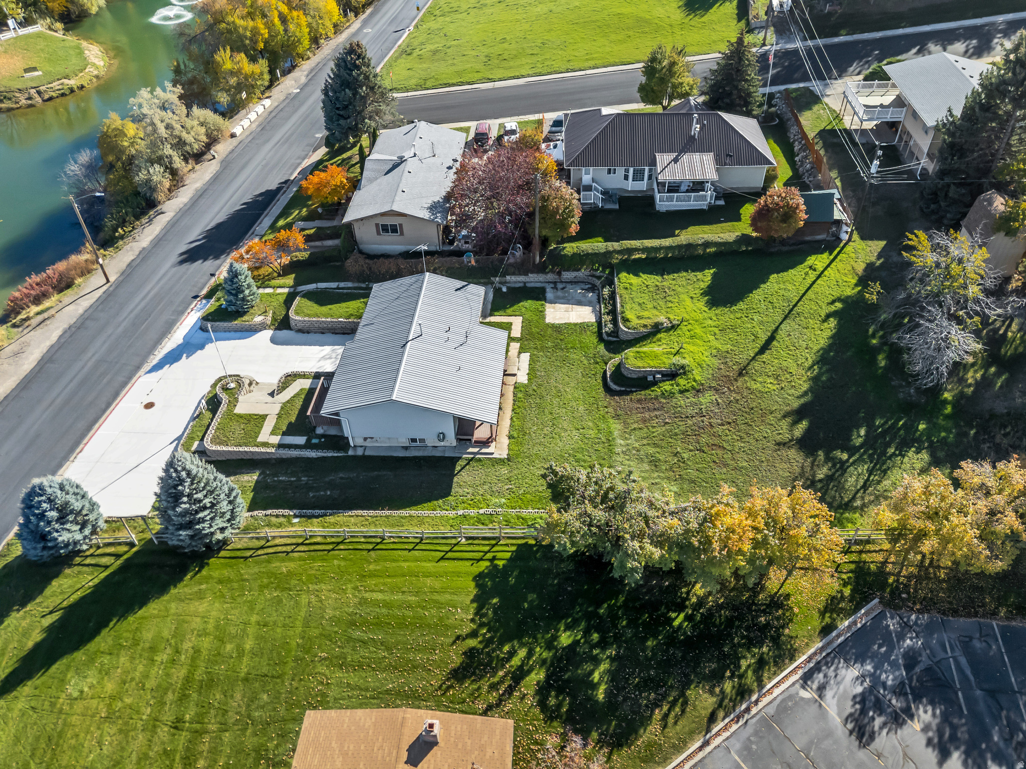 390 S SALEM LAKE DR