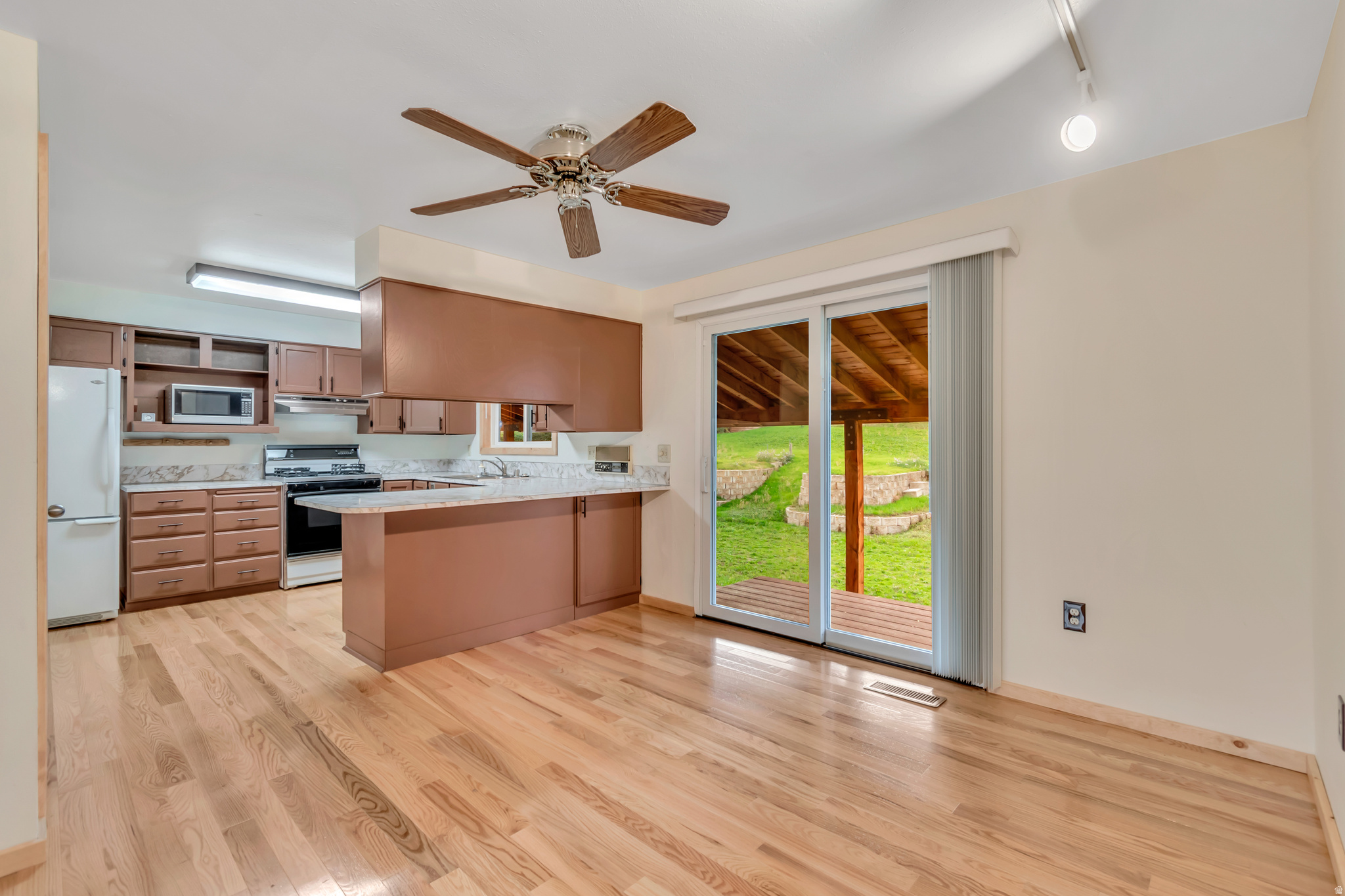 390 S SALEM LAKE DR