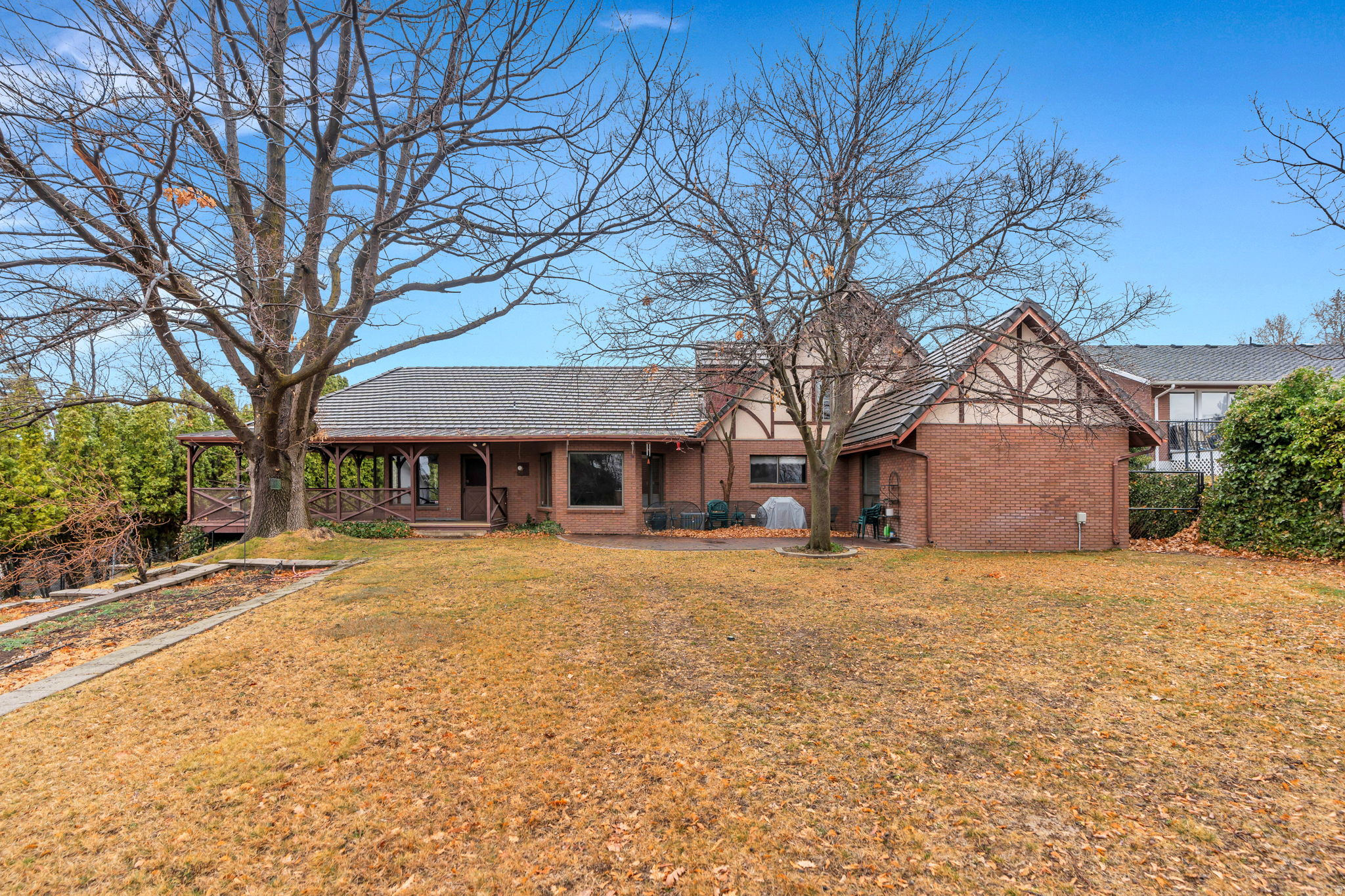 540 E QUAIL RD