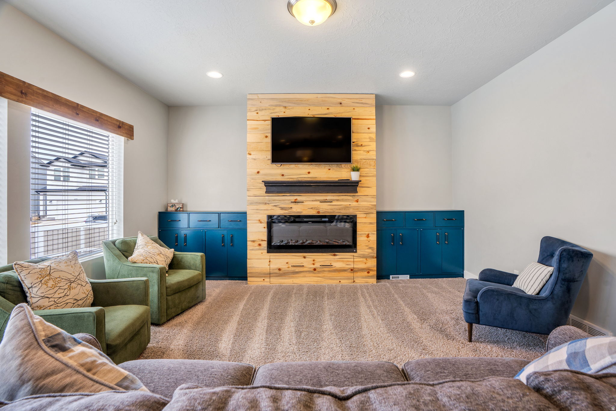 7877 N BUR OAK DR