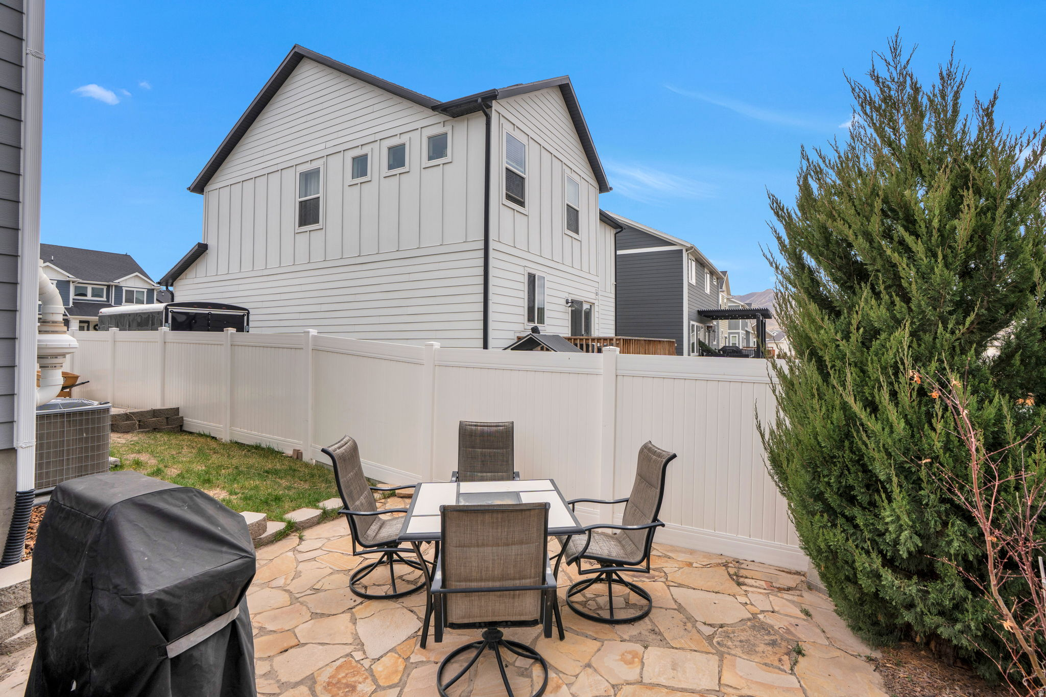 7877 N BUR OAK DR