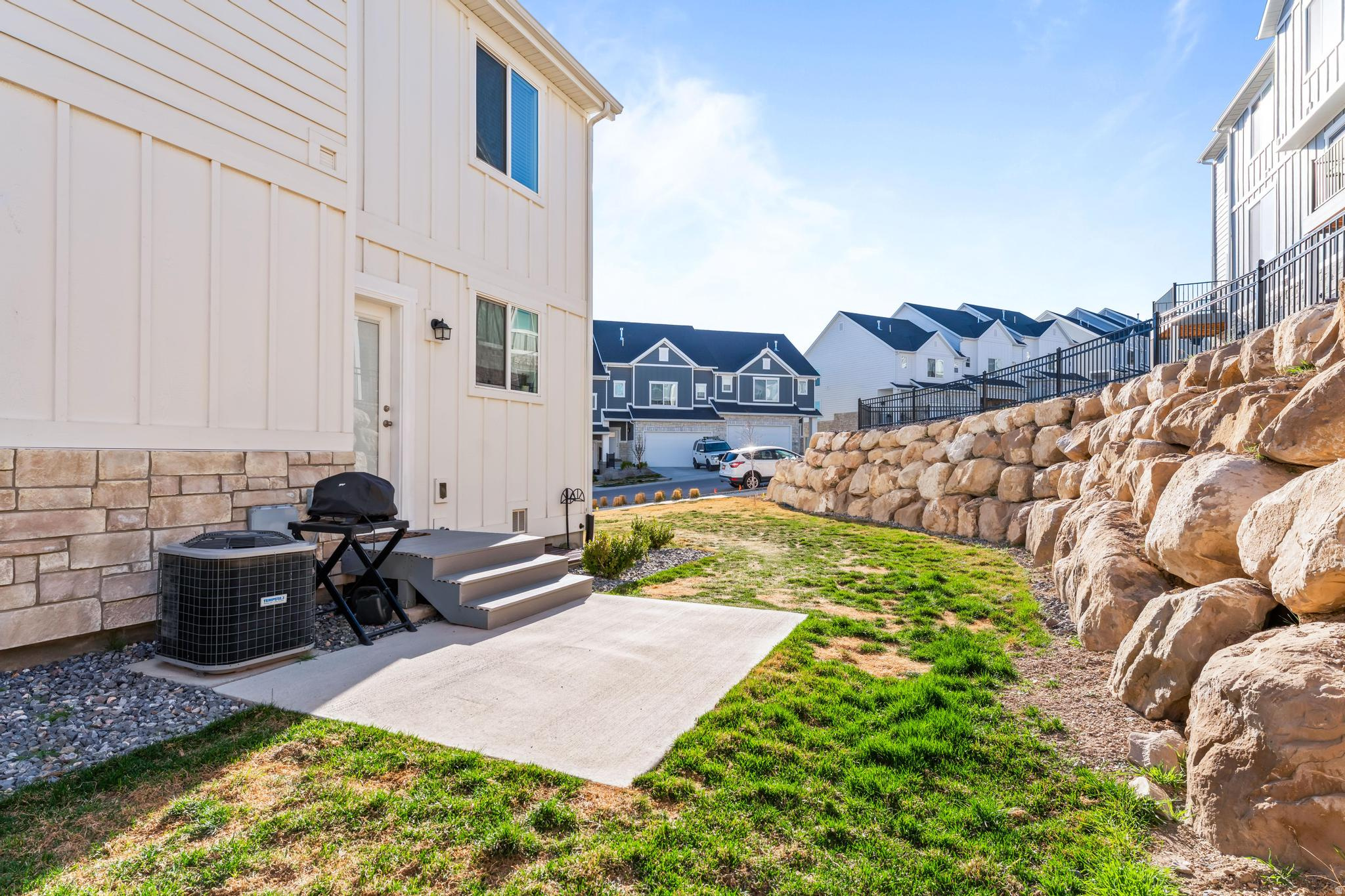 1022 W SHADOW BROOK LN