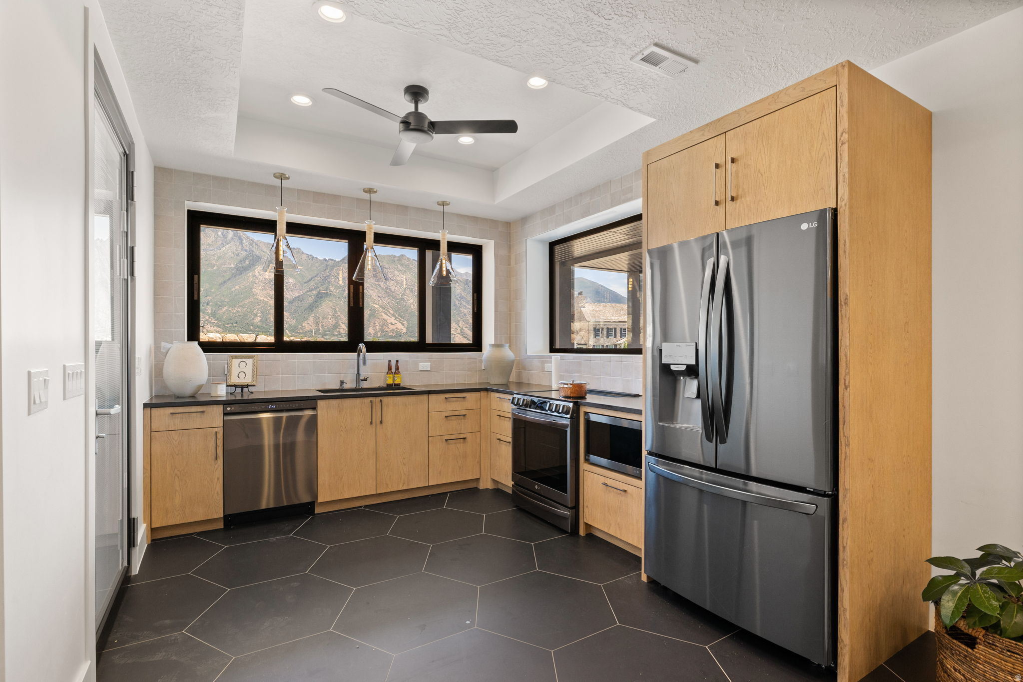 501 W DEVEY DR