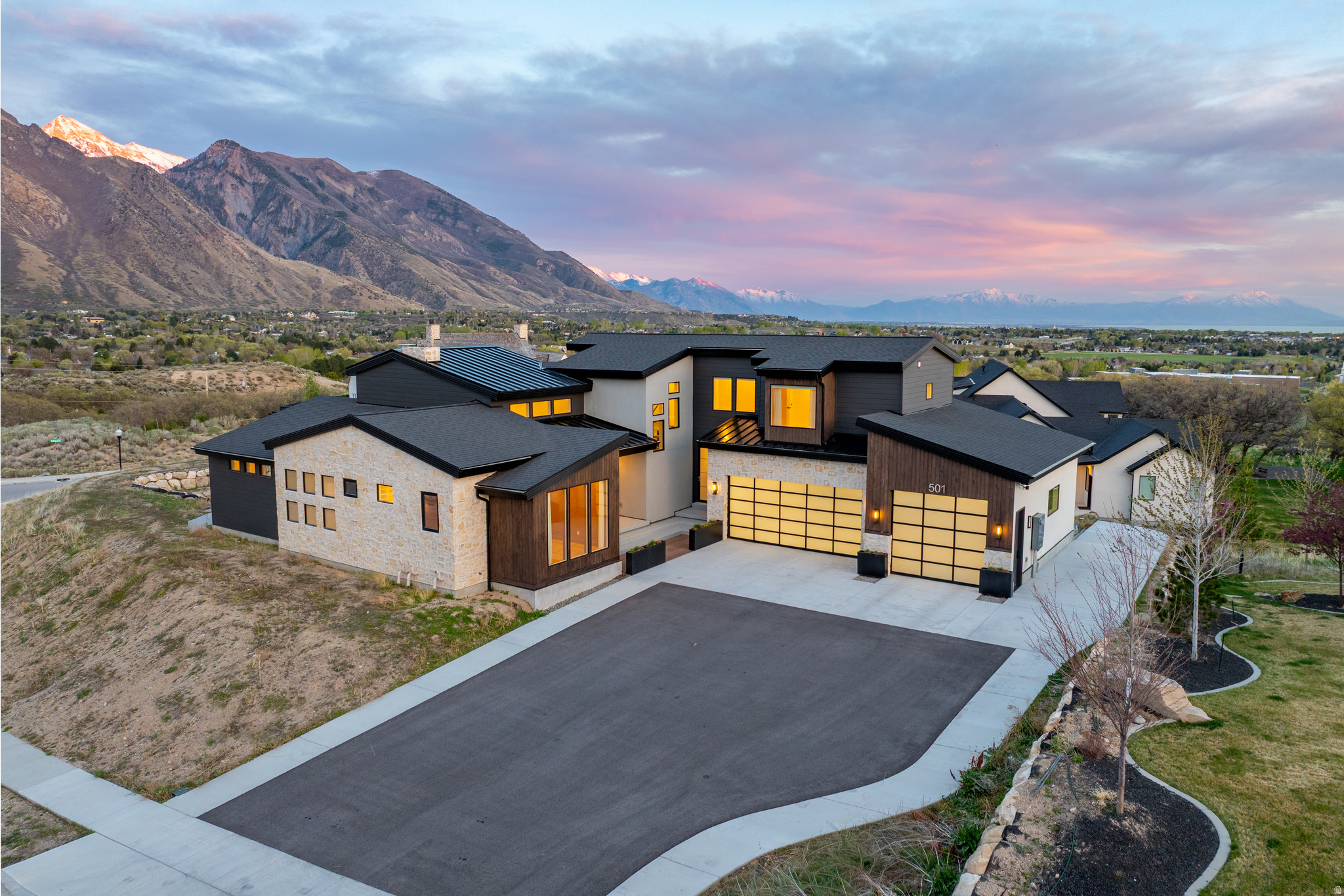 501 W DEVEY DR