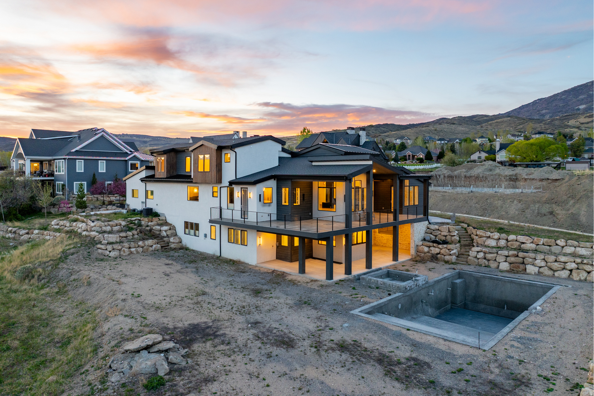 501 W DEVEY DR