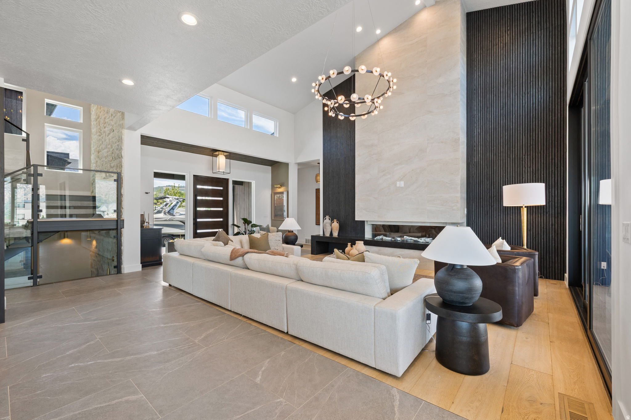 501 W DEVEY DR