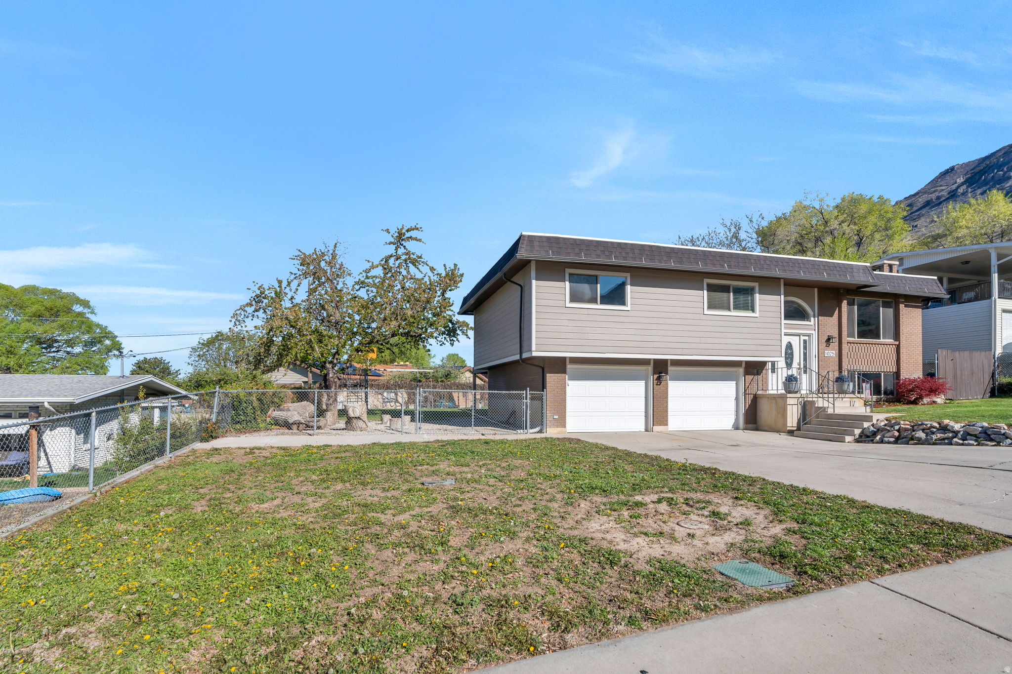 1025 E GROVE DR