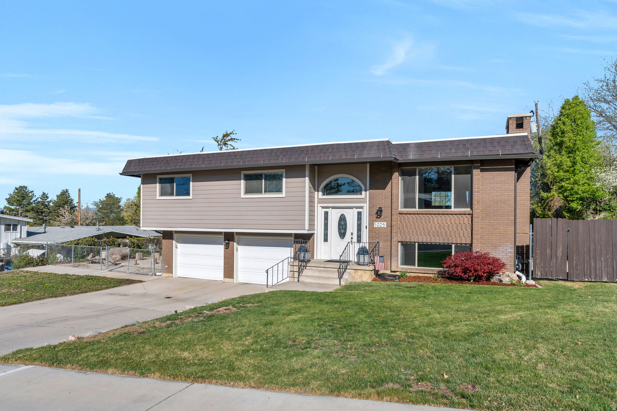 1025 E GROVE DR