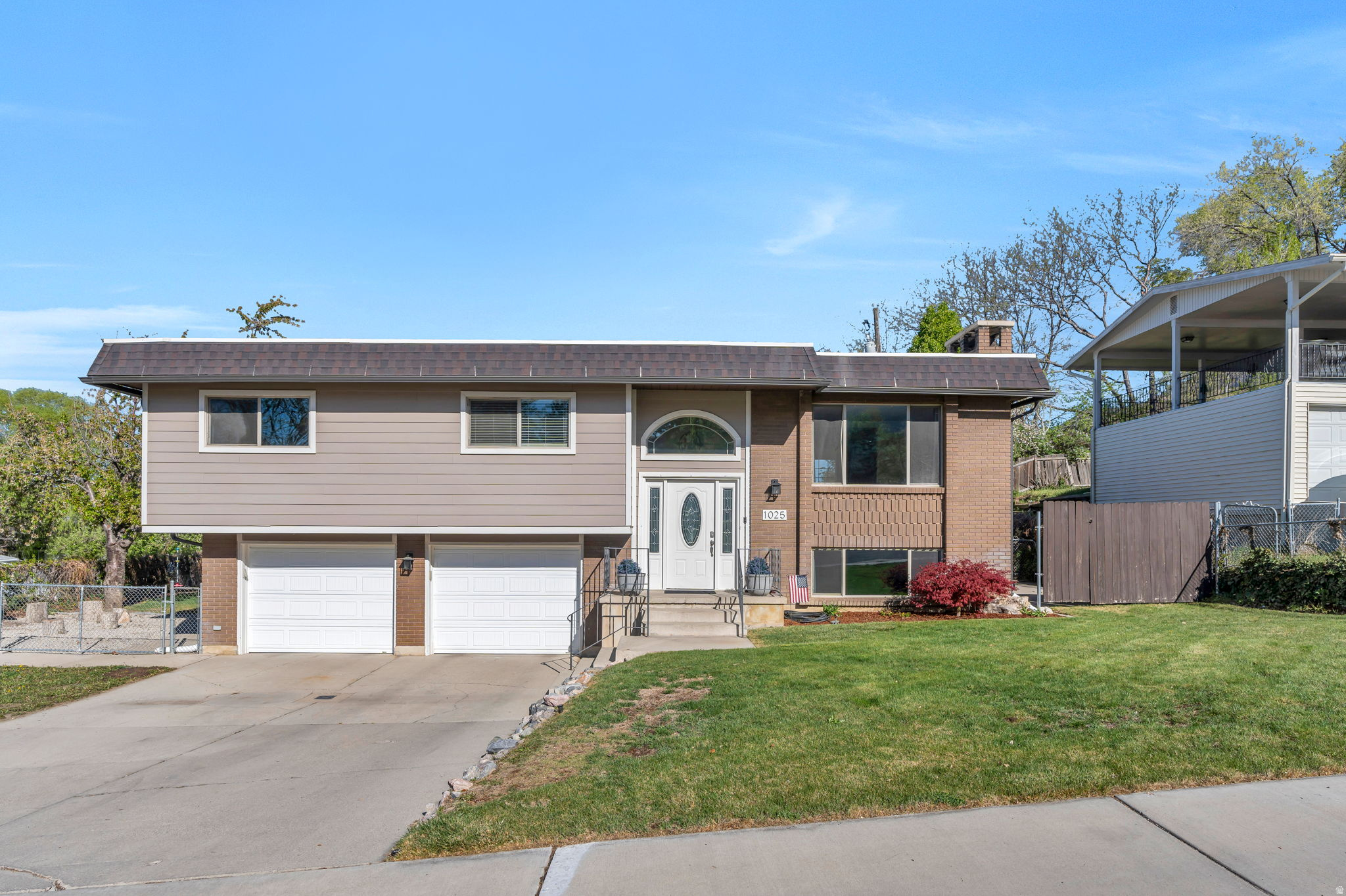 1025 E GROVE DR