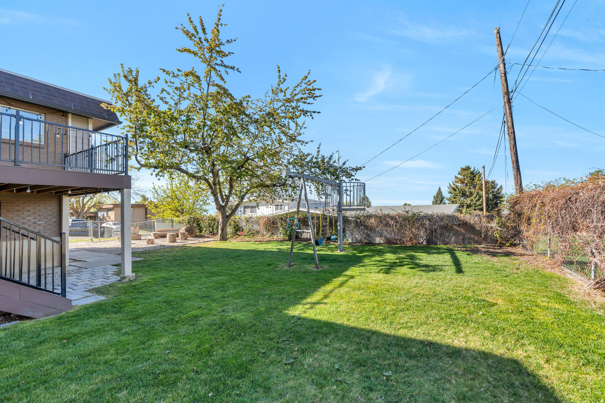 1025 E GROVE DR