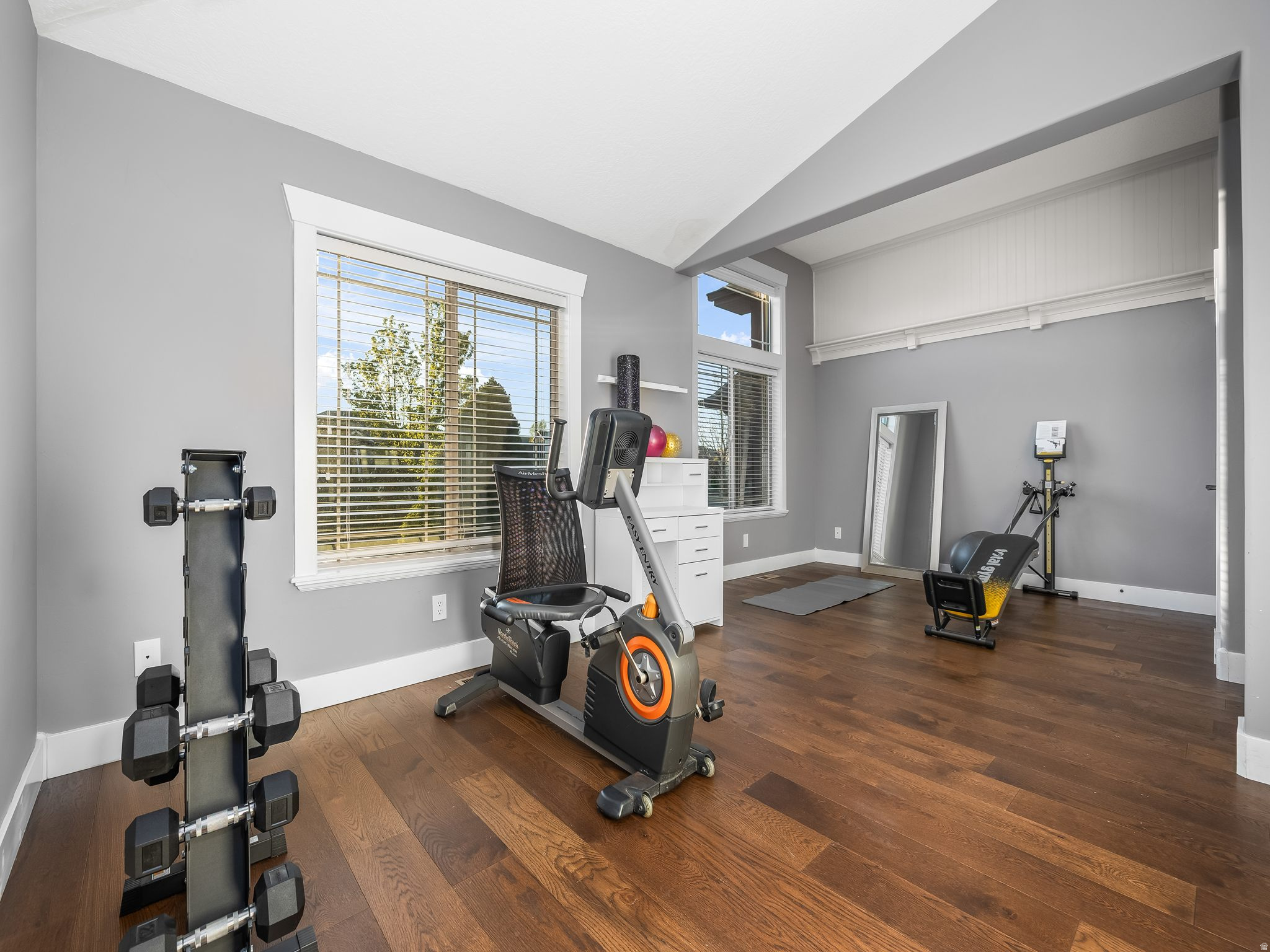 1183 E FOOTHILL DR