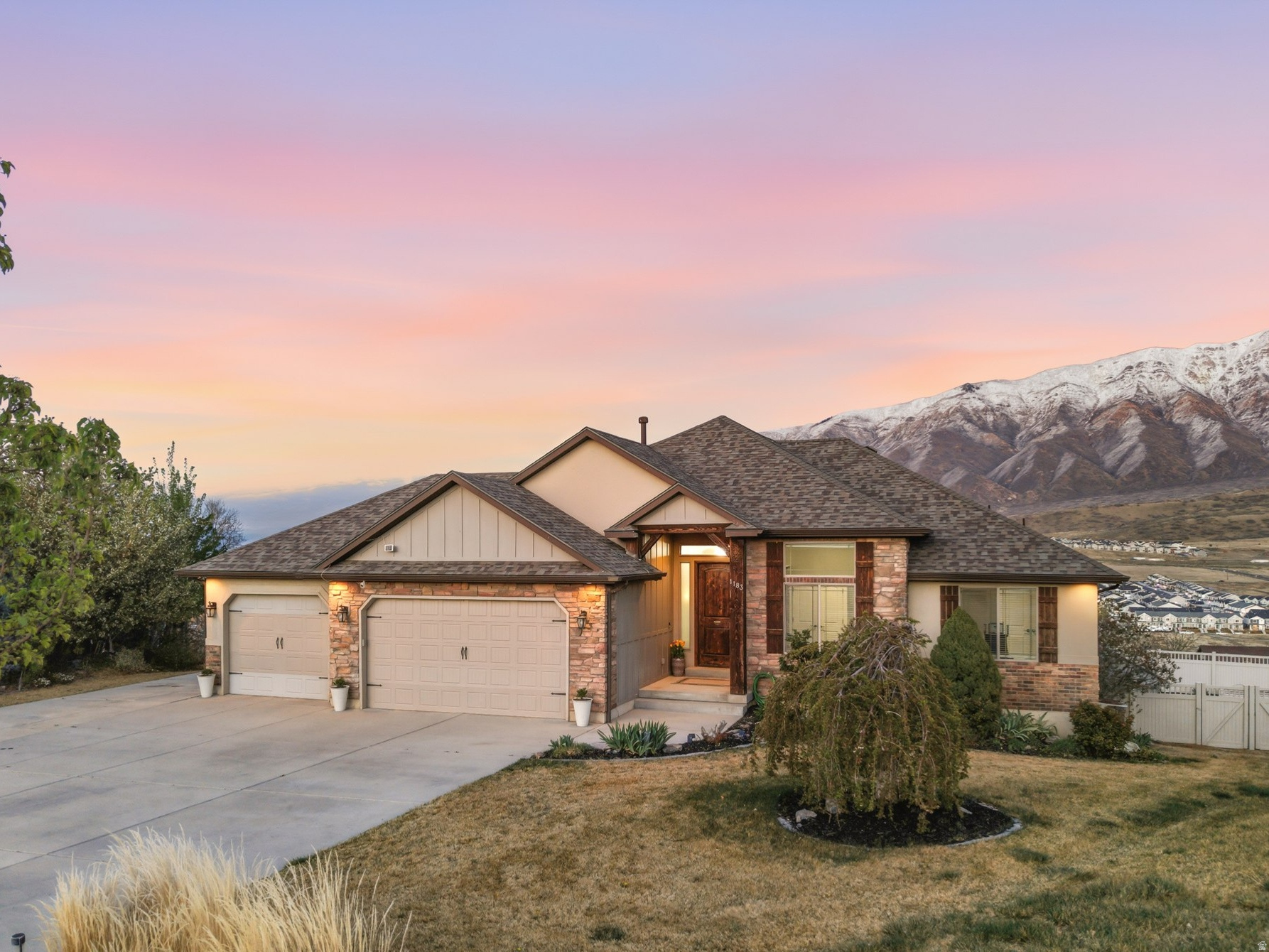 1183 E FOOTHILL DR