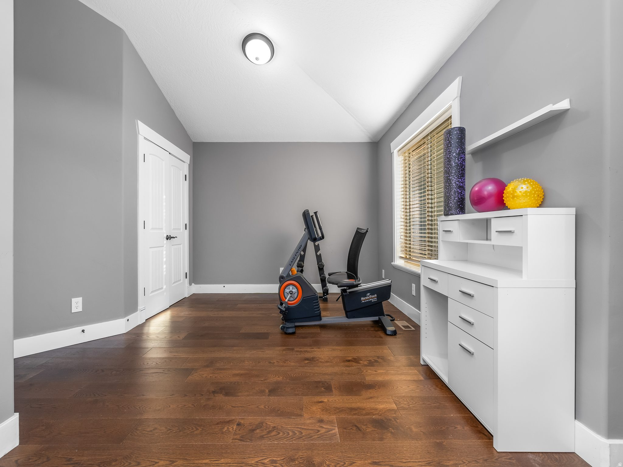 1183 E FOOTHILL DR