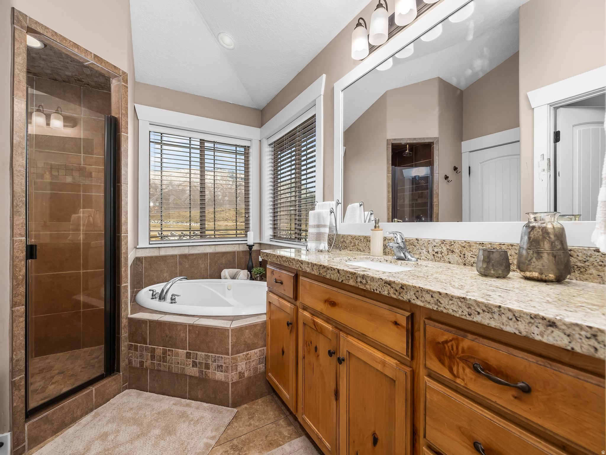 1183 E FOOTHILL DR