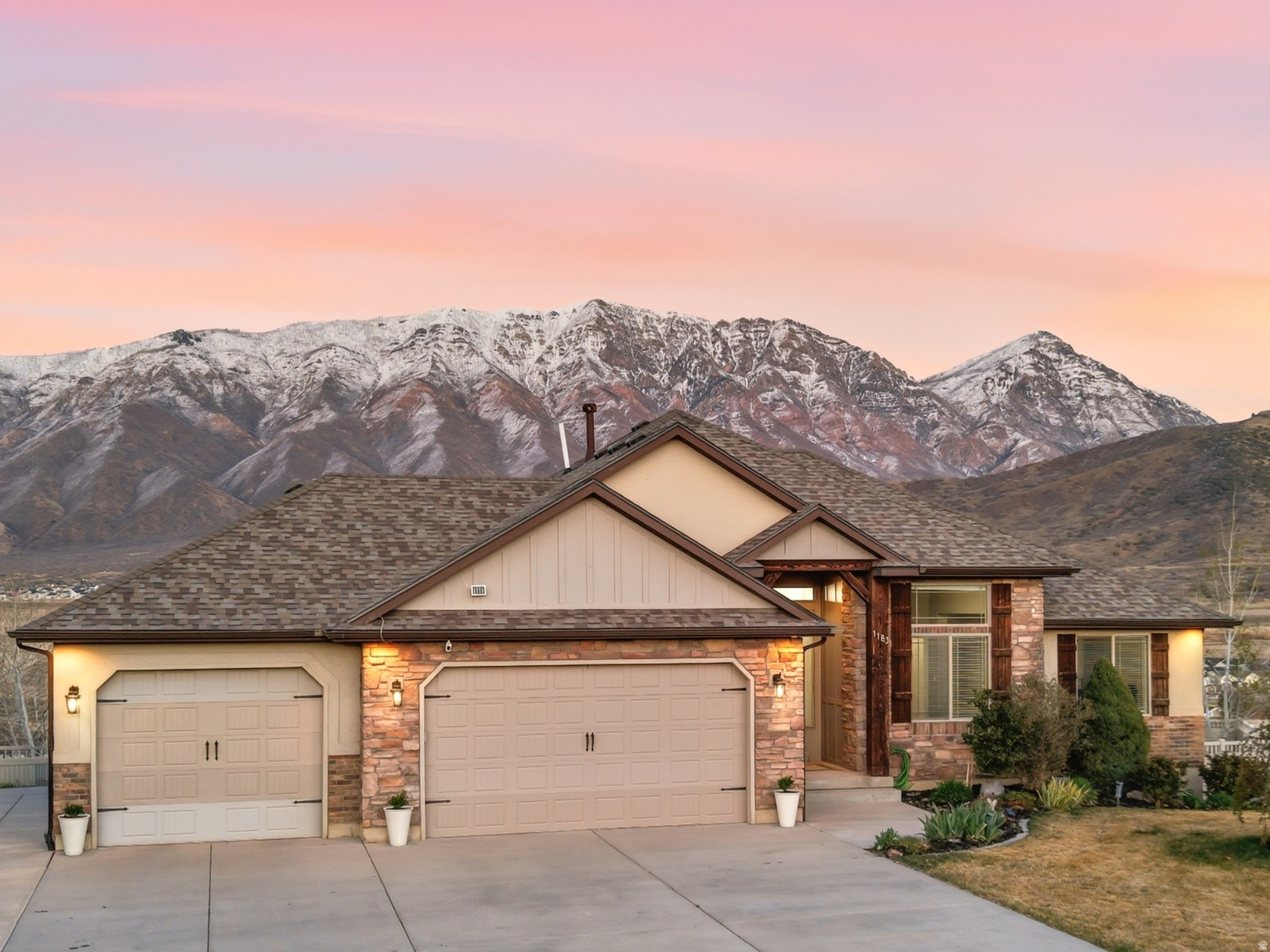 1183 E FOOTHILL DR