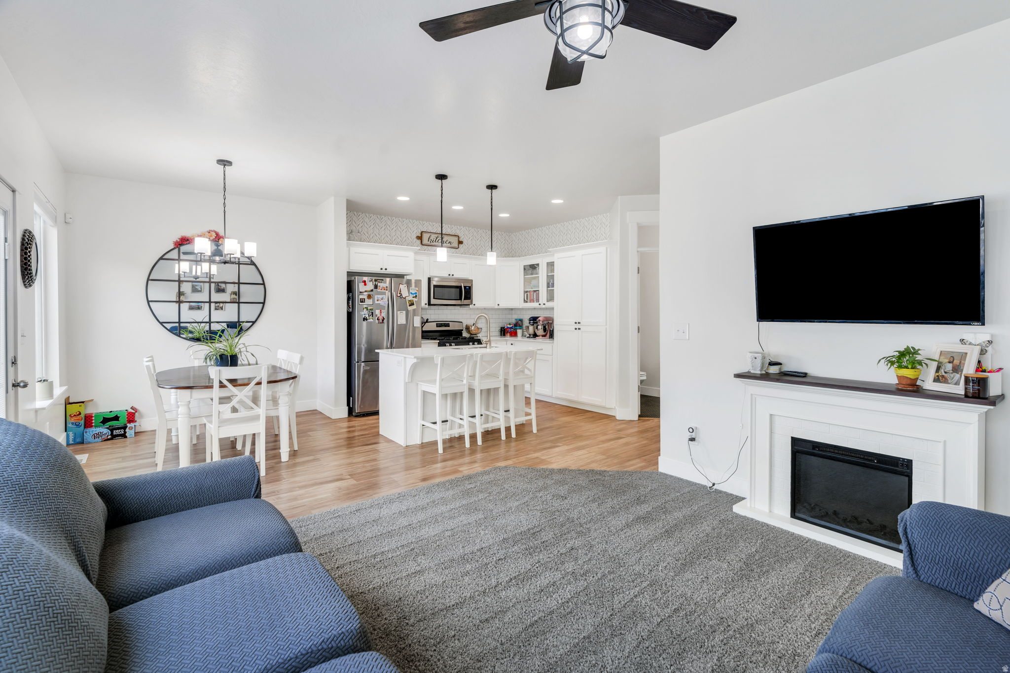 199 W SILVER SPRINGS DR