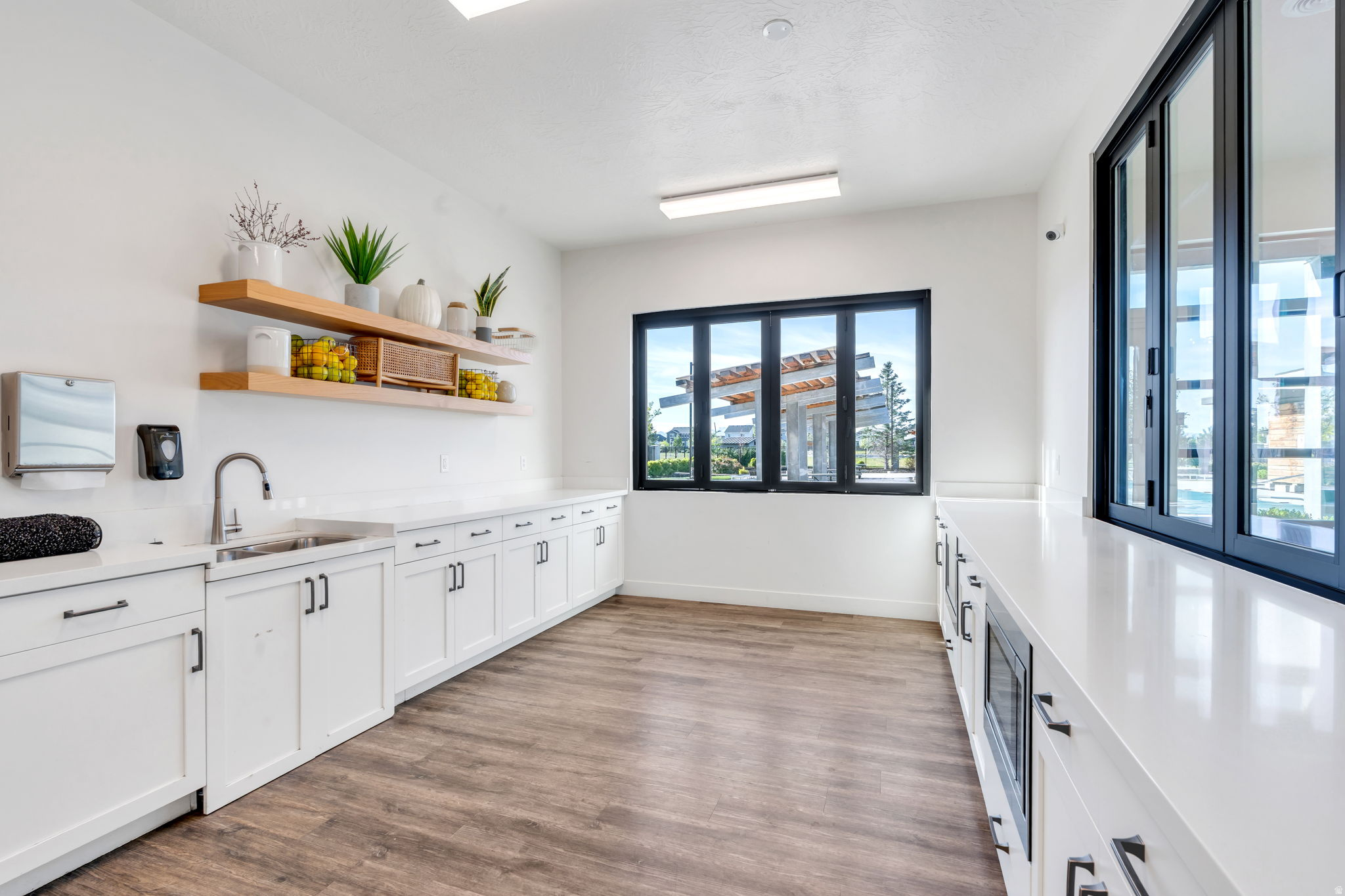 199 W SILVER SPRINGS DR