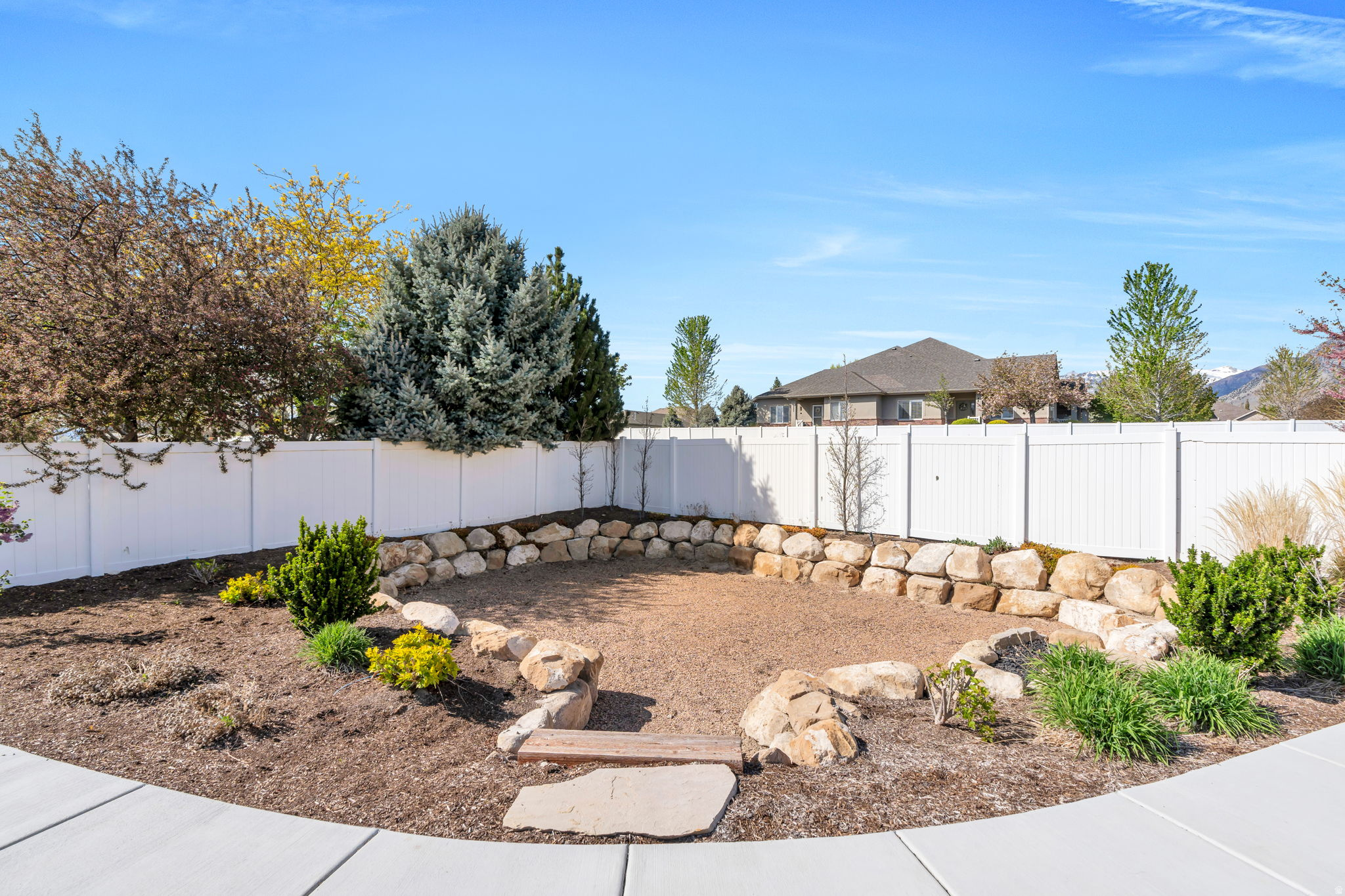 1275 E MURDOCK DR
