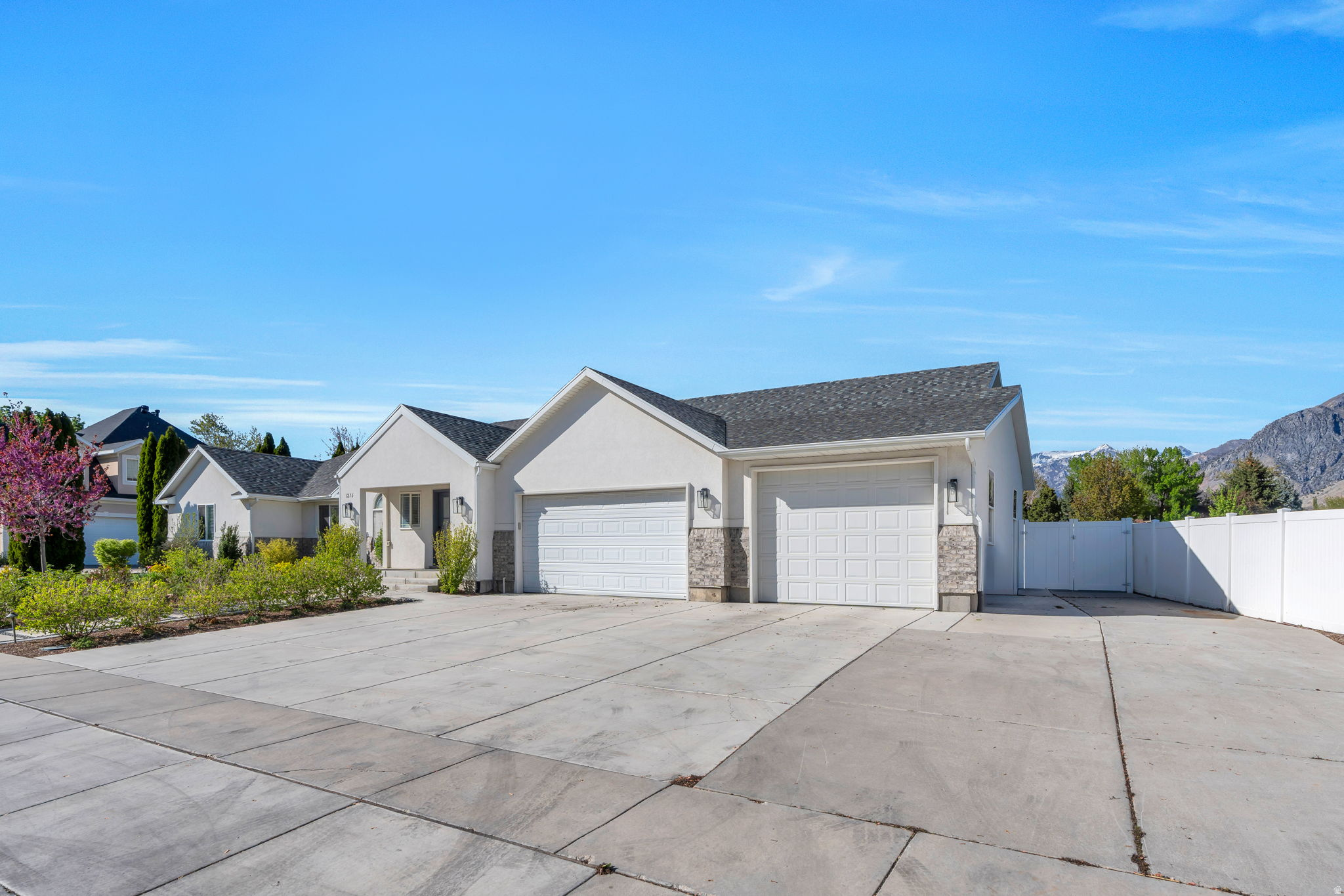 1275 E MURDOCK DR