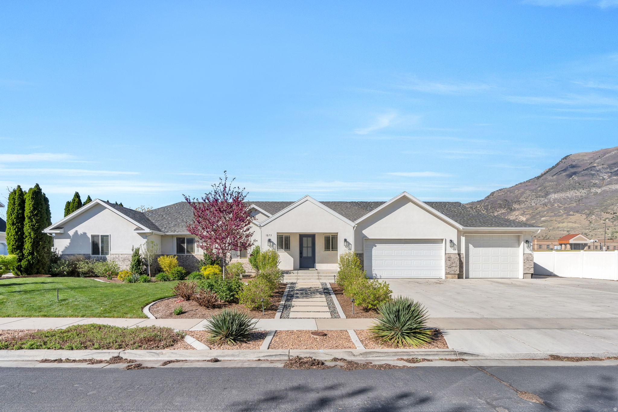 1275 E MURDOCK DR