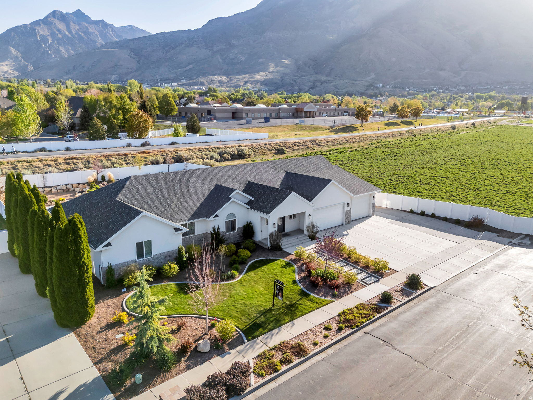 1275 E MURDOCK DR