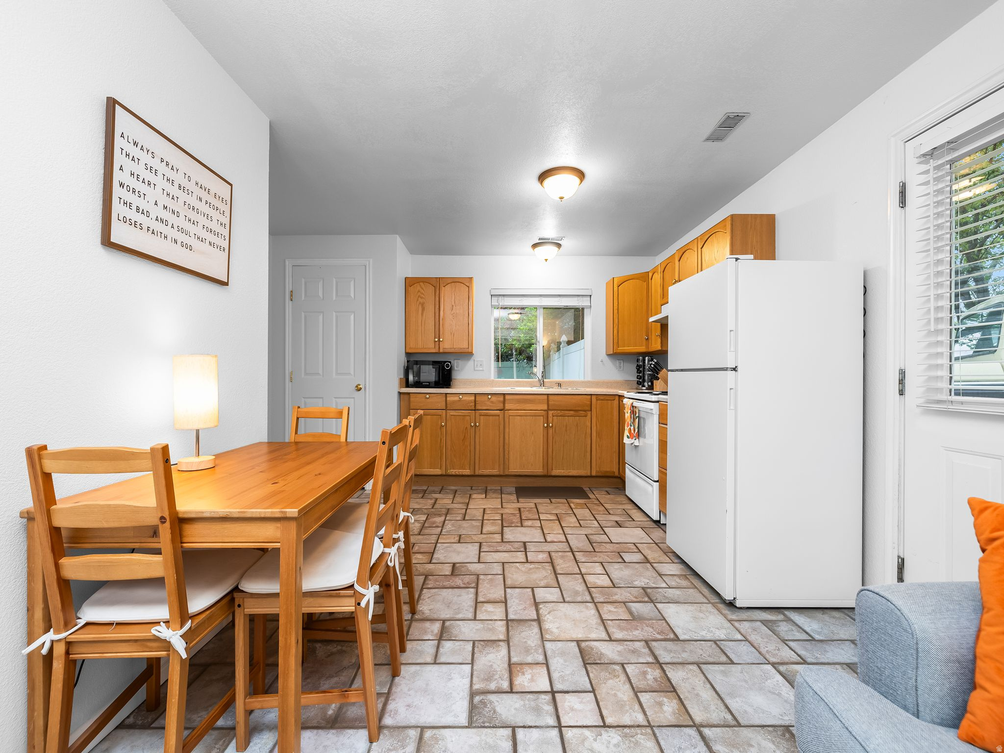 807 HILLSDALE LN