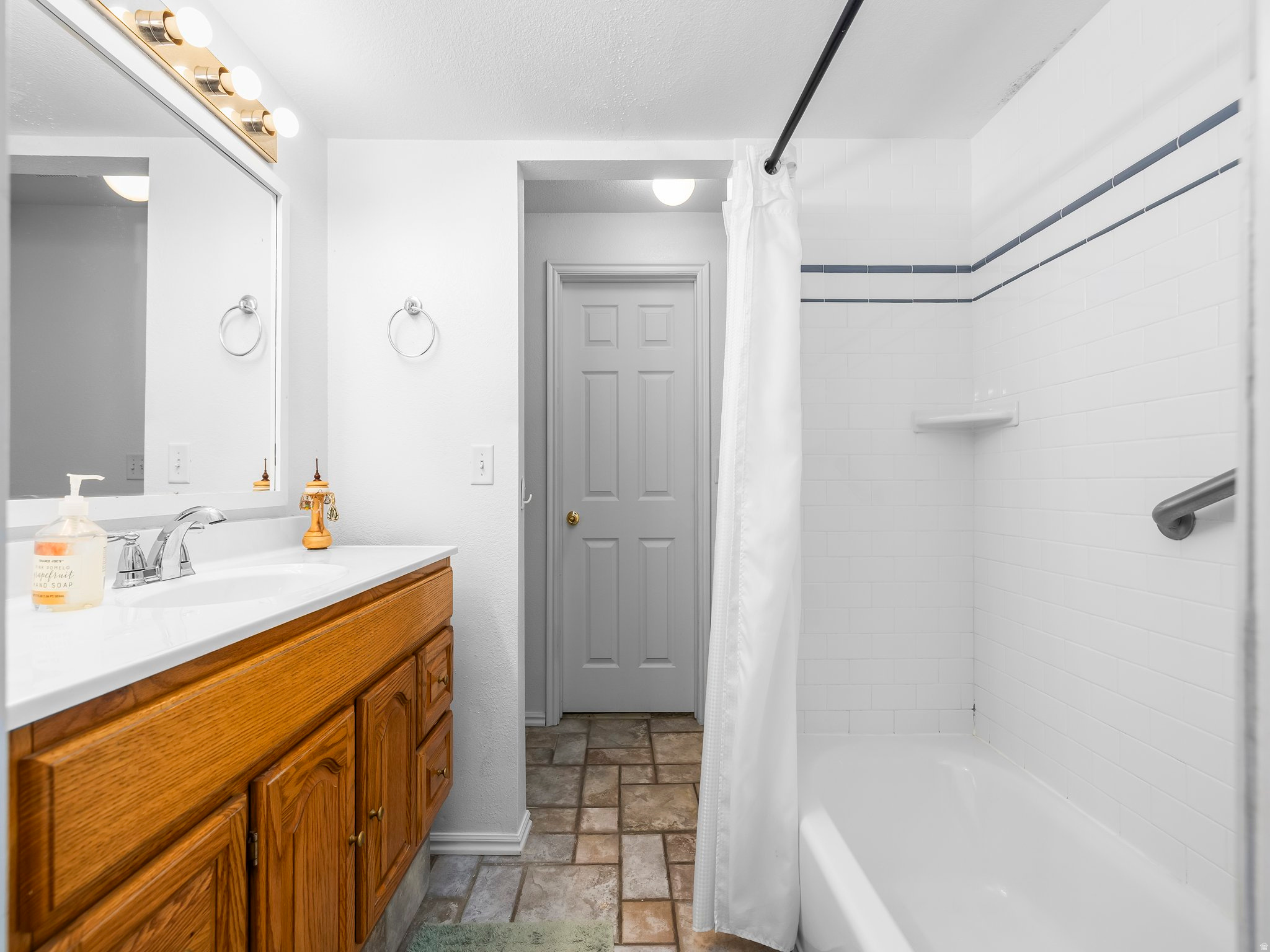 807 HILLSDALE LN