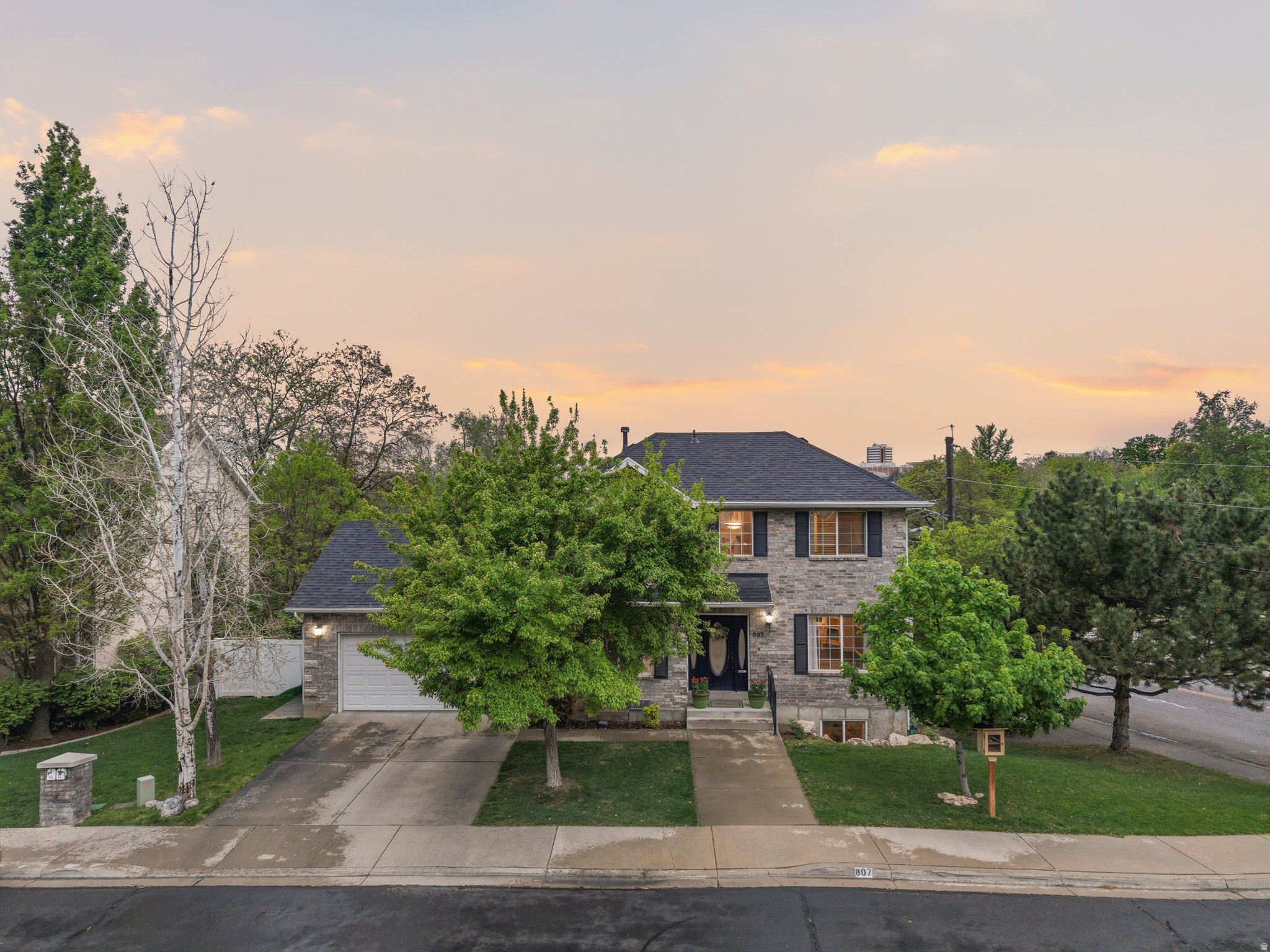807 HILLSDALE LN