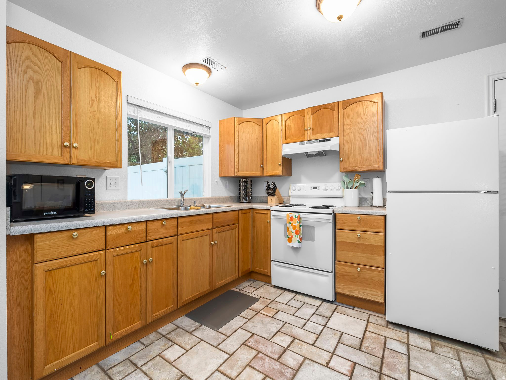 807 HILLSDALE LN