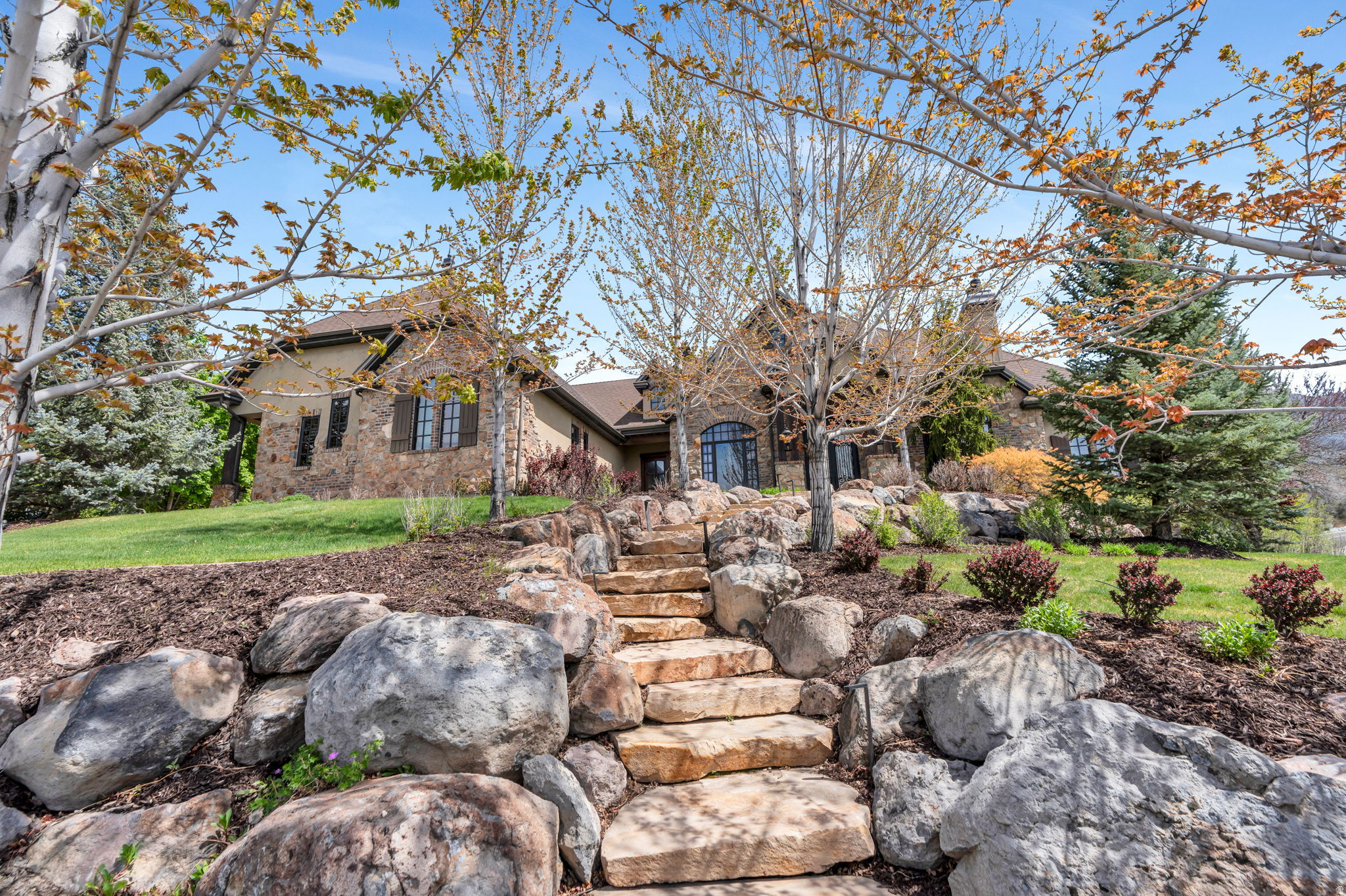 811 S HIGH RIDGE DR
