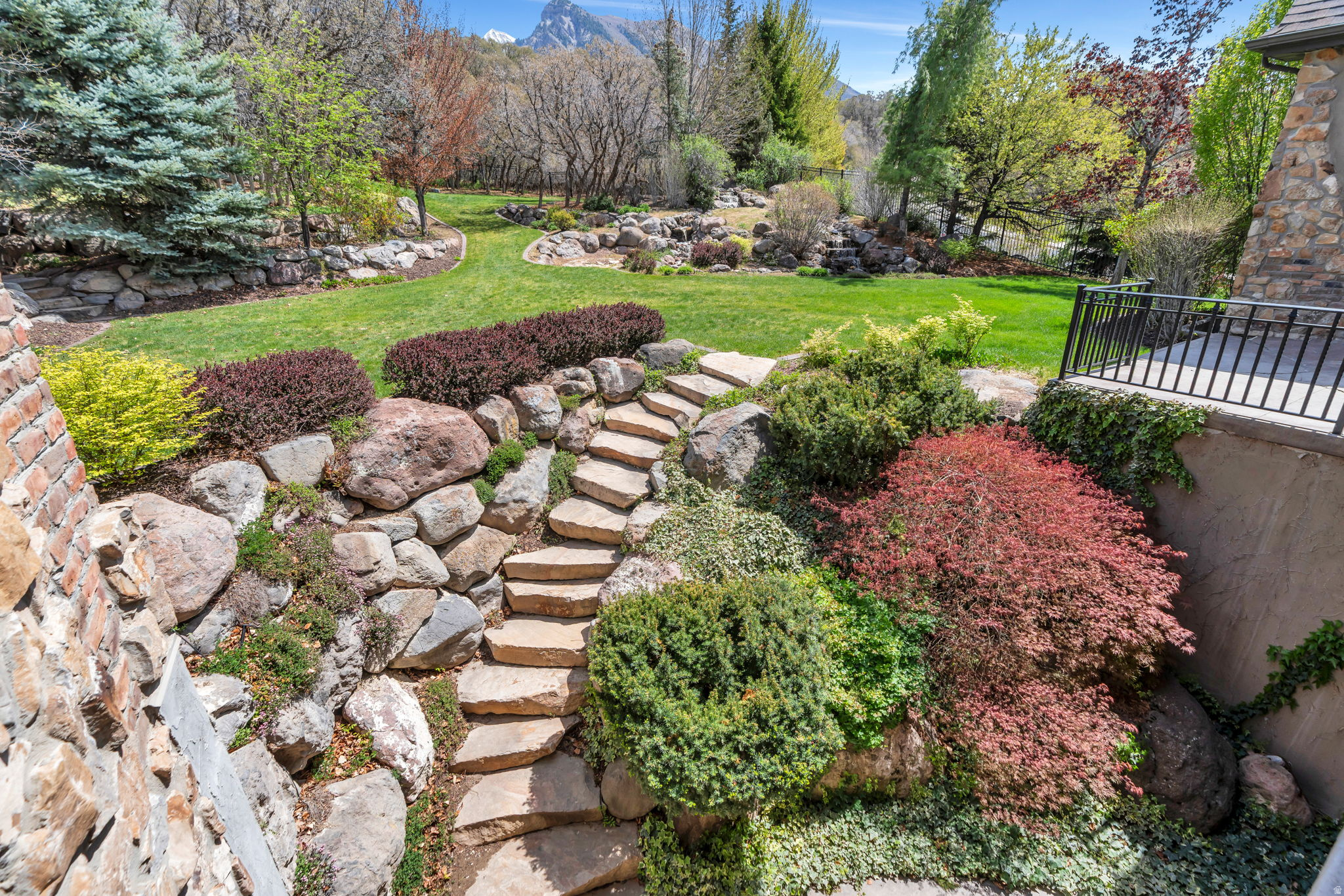 811 S HIGH RIDGE DR