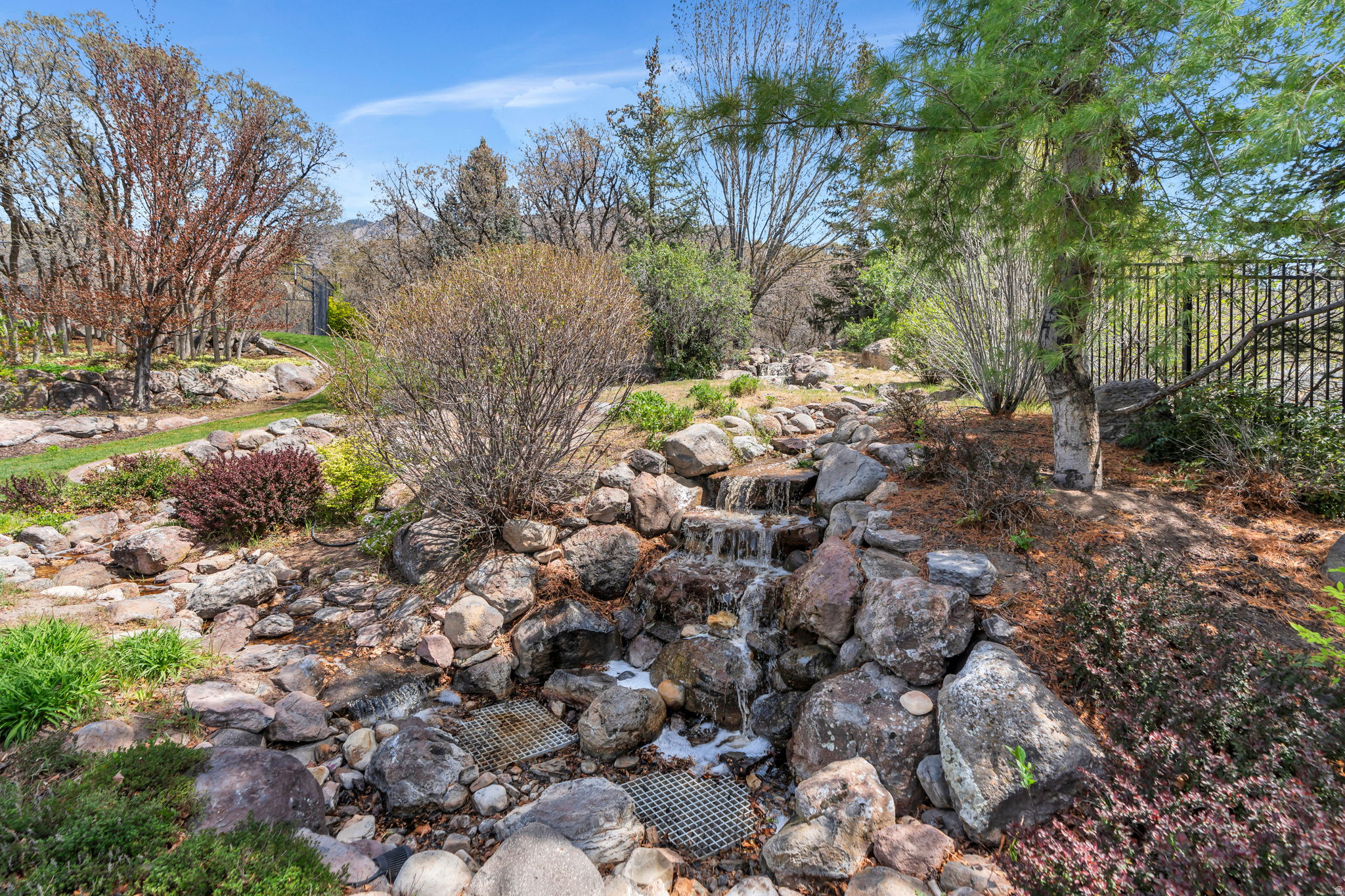 811 S HIGH RIDGE DR