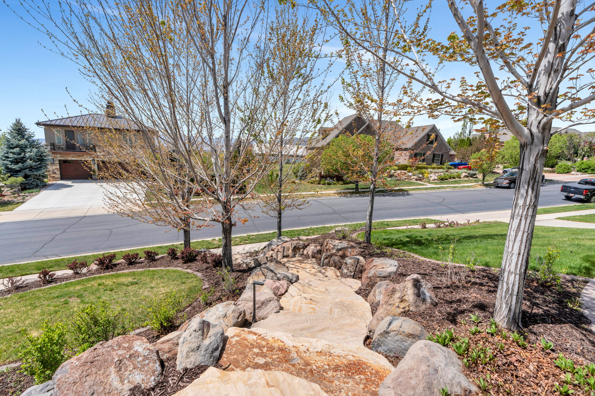 811 S HIGH RIDGE DR
