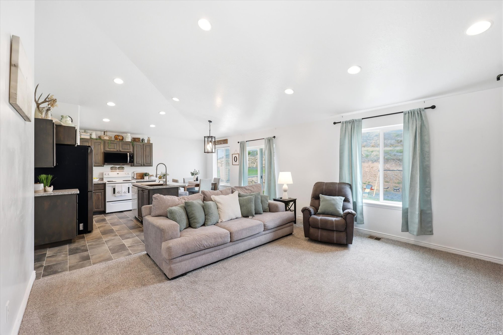 332 RED ROCK DR