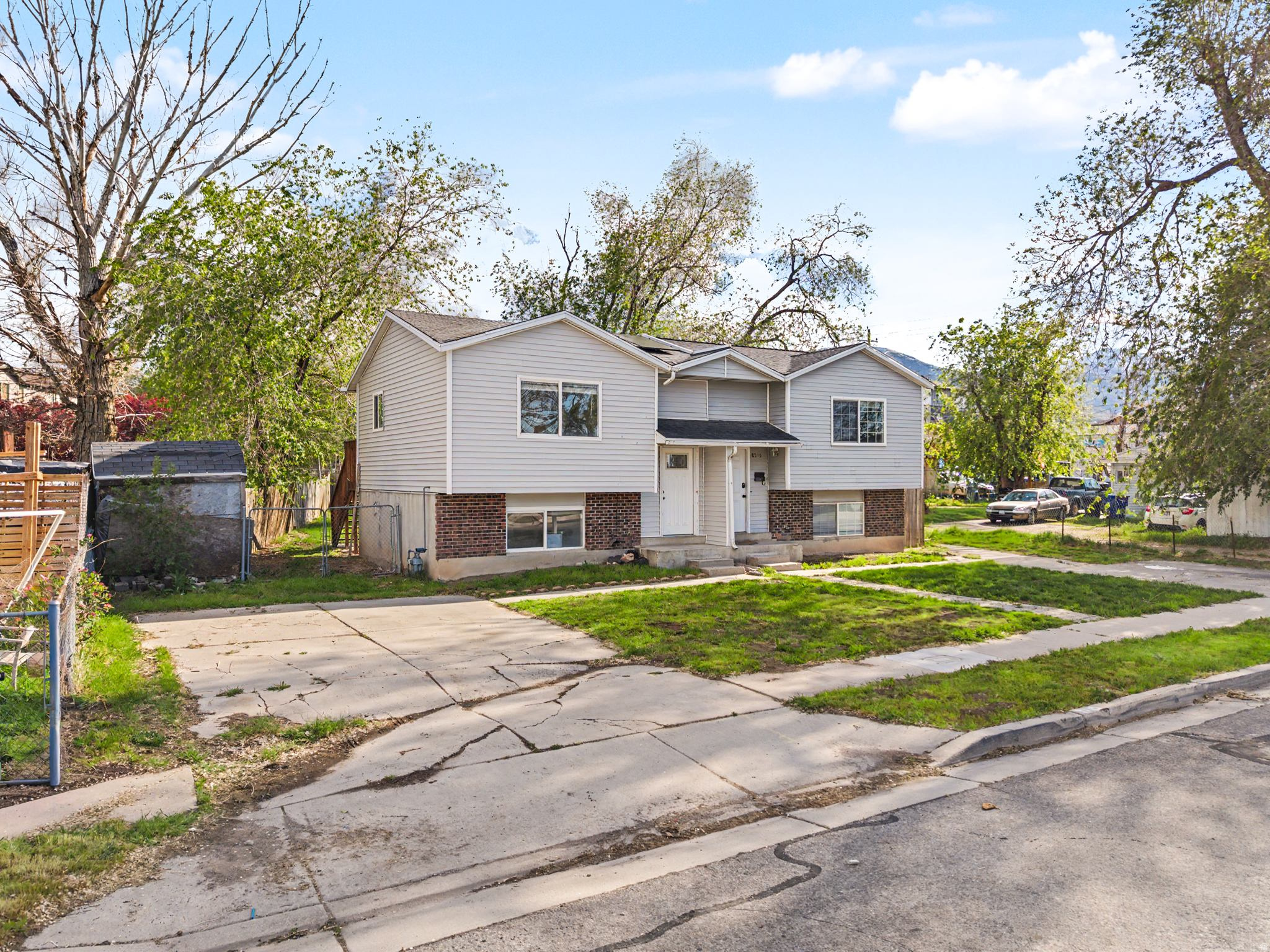 8373 W WESTERN DR