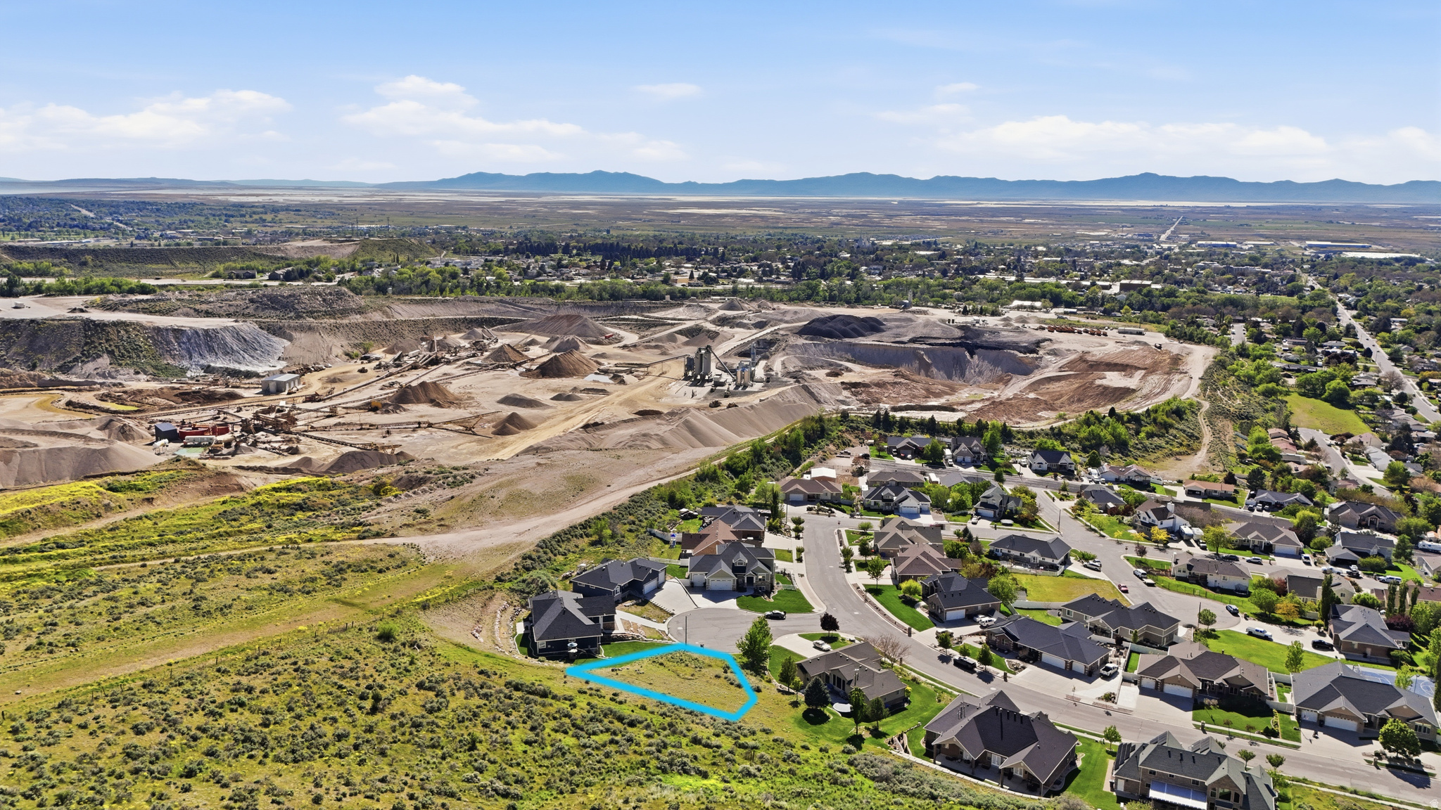 1329 E KAYLYNNE CIR